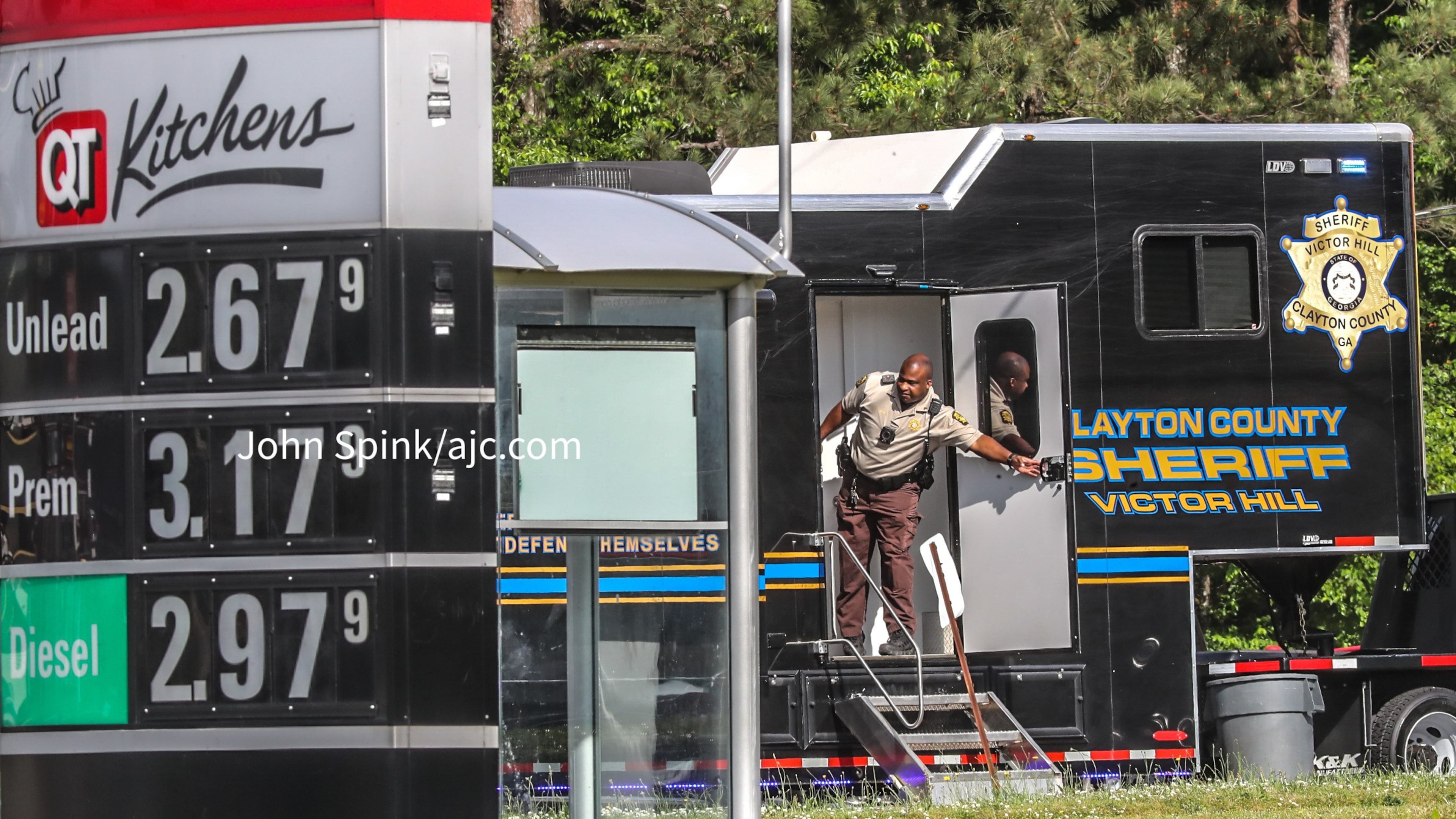 Clayton County sheriff's deputies set up a command post at the QuikTrip on Riverdale Road where an inmate escaped custody Friday morning while being transported to a state prison.