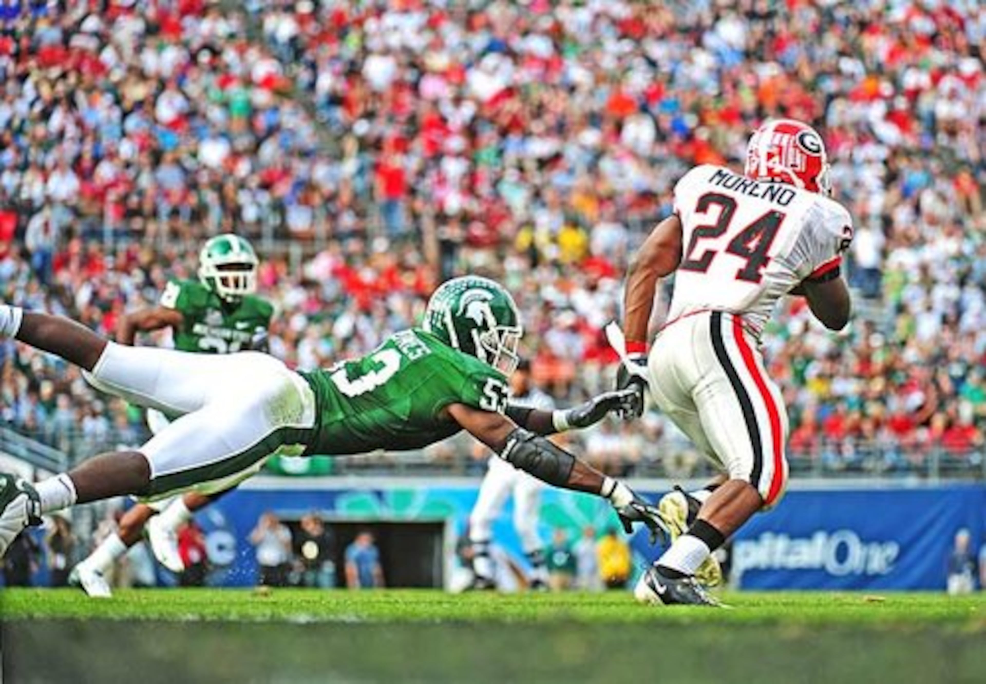 Georgia running back Knowshon Moreno (24) outruns Michigan State linebacker Greg Jones (53) during the third quarter. Moreno ran for 68 yards on the day and had one receiving touchdown.