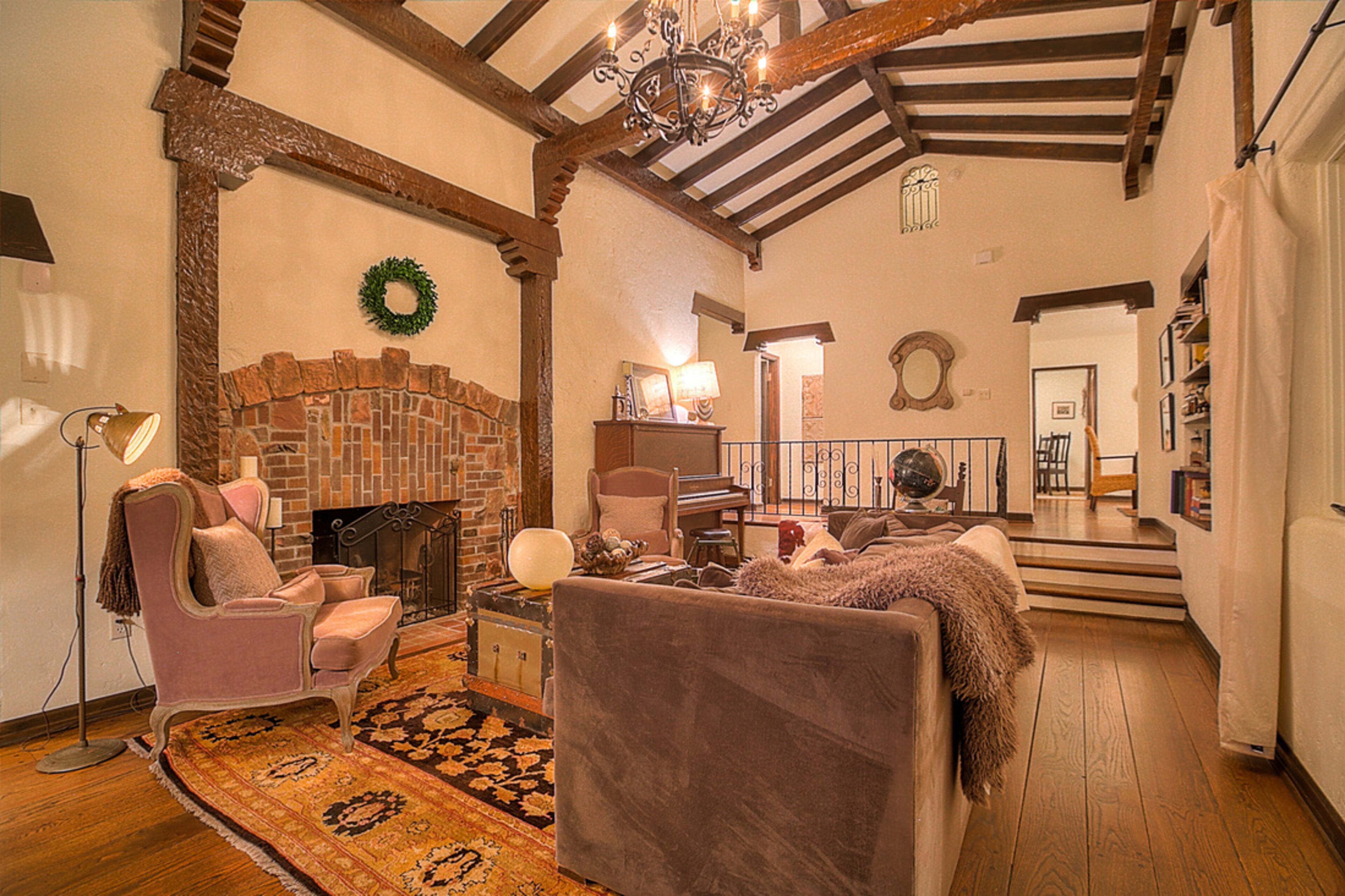 (Photo: Eric Trujillo via Coldwell Banker Legacy, experiencealbuquerque.com. Read more about the sale on breakingbadhouse.com here.)