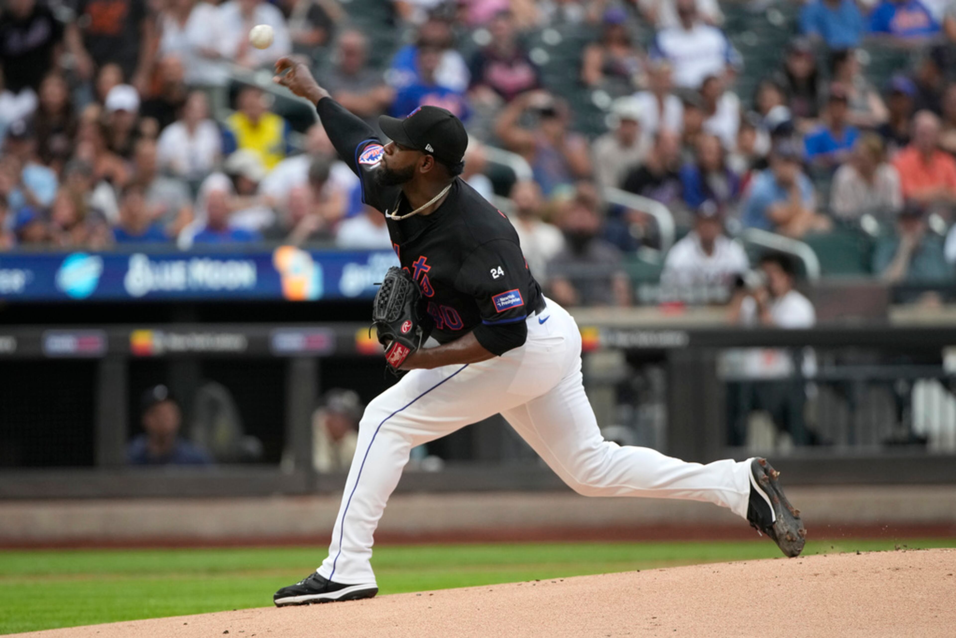 New York Mets' Luis Severino pitches during the first inning of a baseball game against the Atlanta Braves, Thursday, July 25, 2024, in New York. (AP Photo/Pamela Smith)