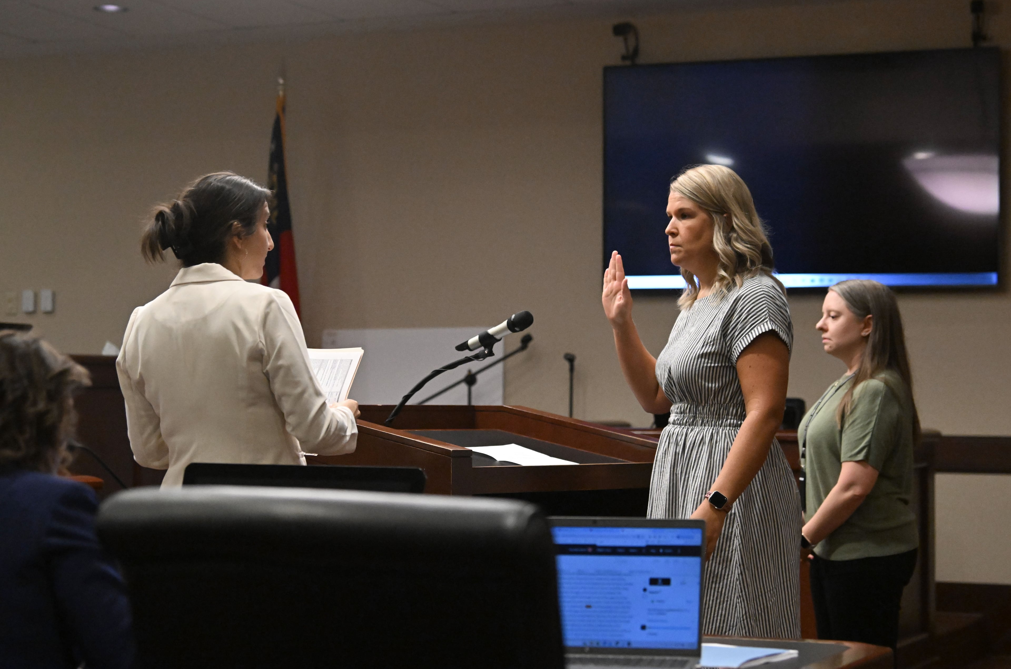 Shayna Aspinwall, wife of shooting victim Richard Aspinwall, testifies at the sentencing hearing of the shooter's father. (Hyosub Shin/AJC)