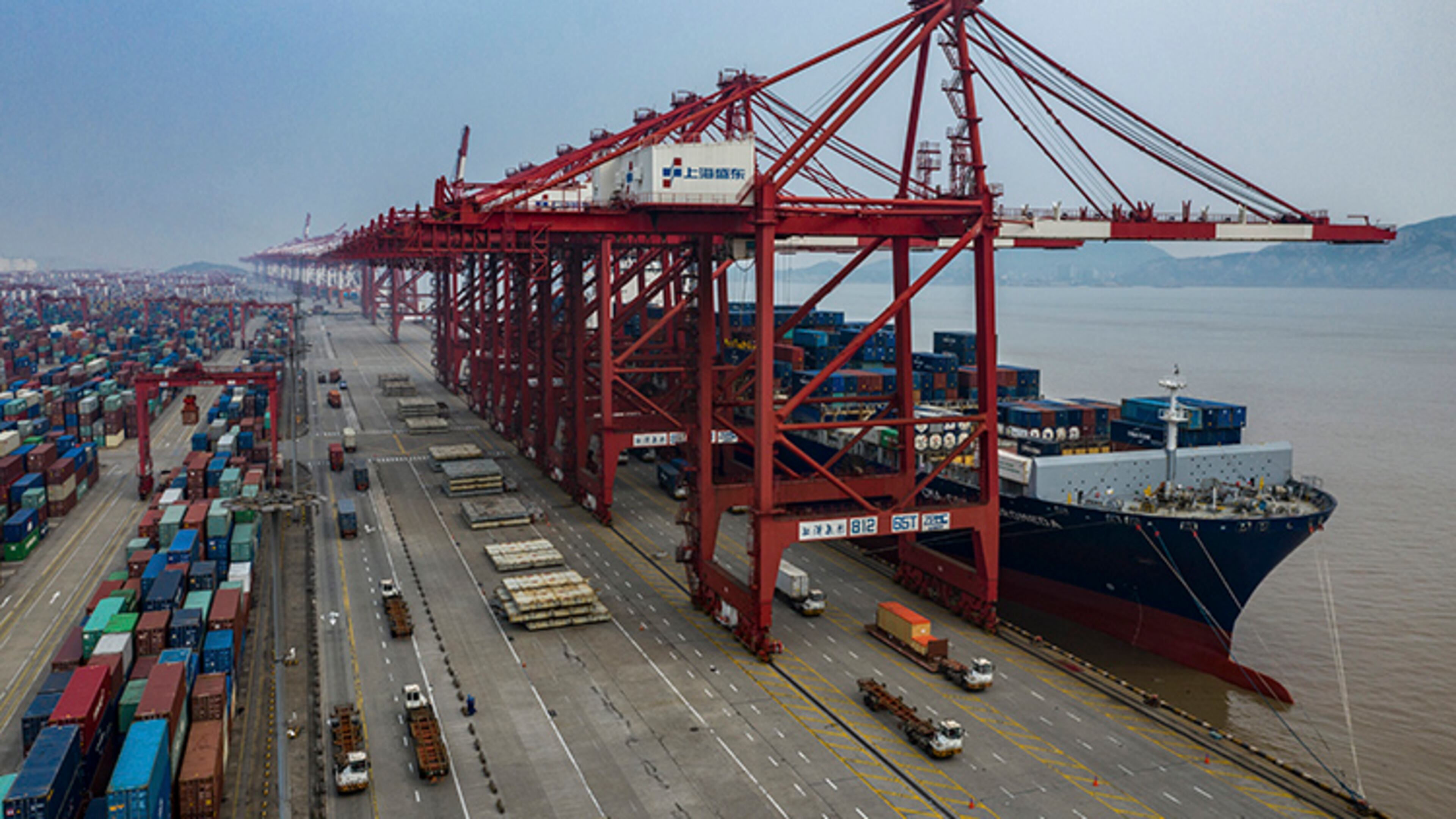 The United States and China have agreed that an initial trade deal between the two countries would roll back a portion of the tariffs placed on each other's products, a significant step toward defusing tensions between the world's largest economies.