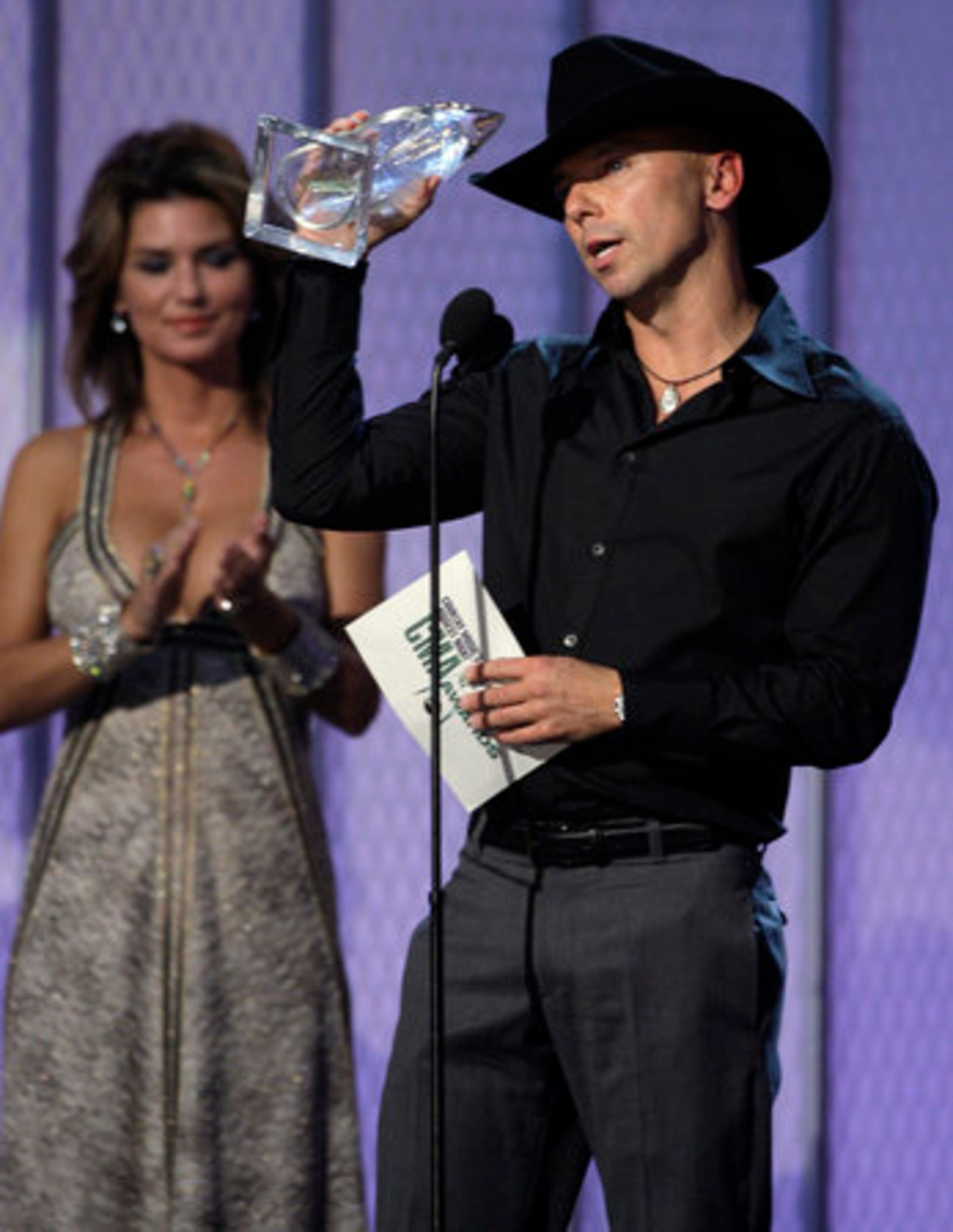 Kenny Chesney accepts the entertainer of the year award.