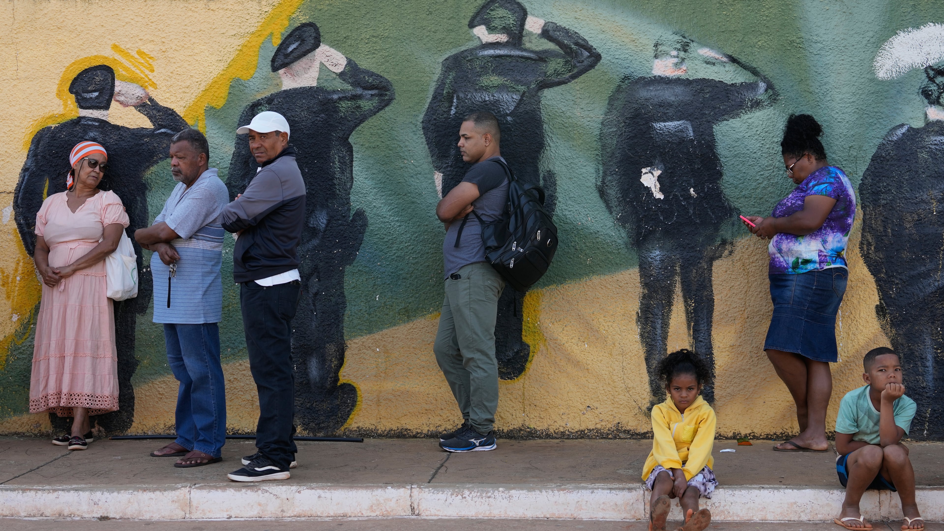 Voters line up at a polling station during the presidential runoff in Brasilia, Brazil, Sunday, Oct. 25, 2026. (AP Photo/Eraldo Peres)