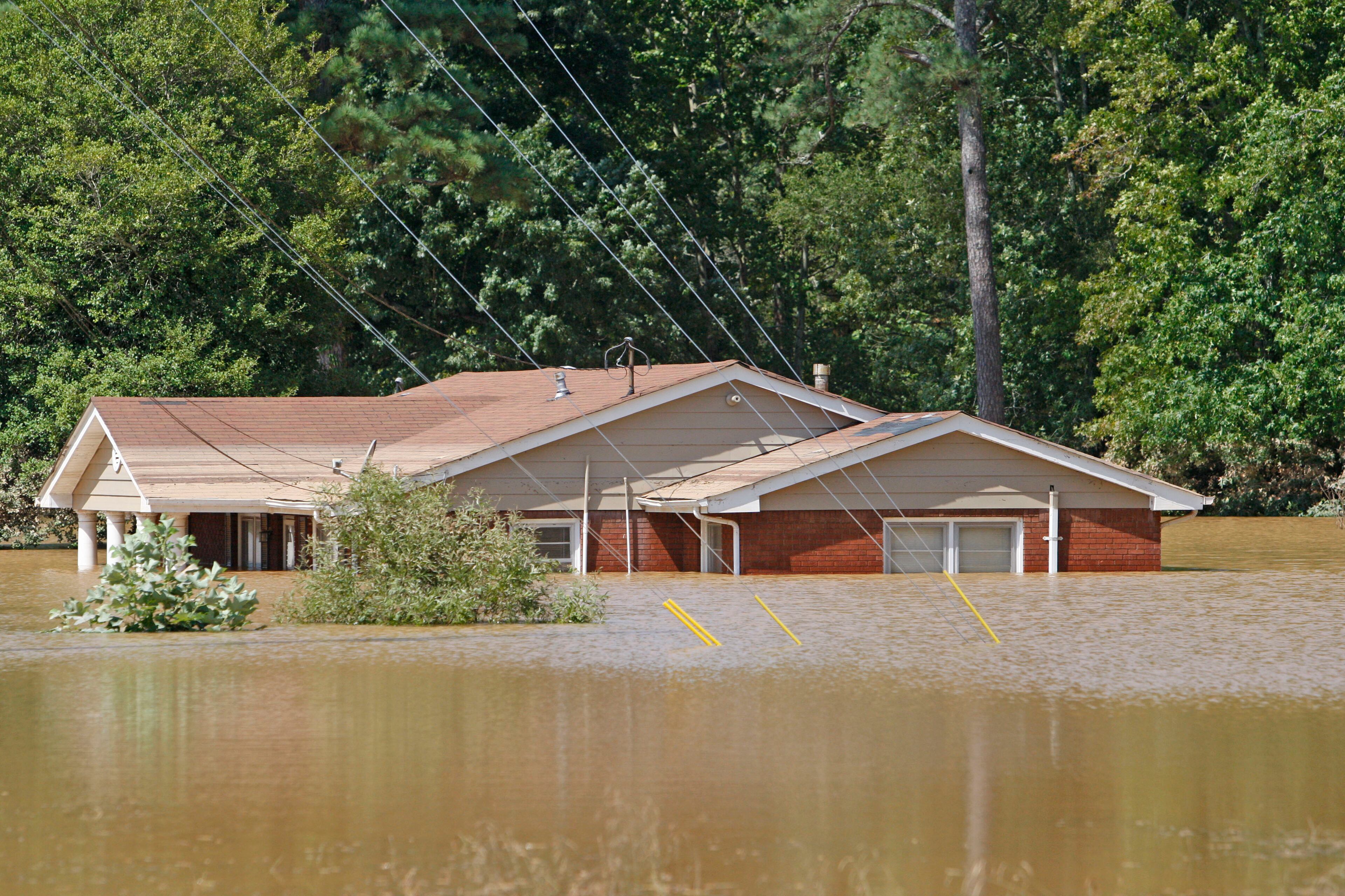 090922- Powder Springs - This house remains under water this afternoon on Oglesby Road in Powder Springs. Some roads remained closed and flooded in Powder Springs. The Five Oaks neighborhood remained inaccessible due to flood waters, but some residents attempted to get to their houses by boat, or by wading through the water. One house burned to the ground yesterday when Cobb County firefighters had to abandon their engine due to rising water. The house still smolders today. Tues Sep. 22, 2009. Bob Andres, bandres@ajc.com