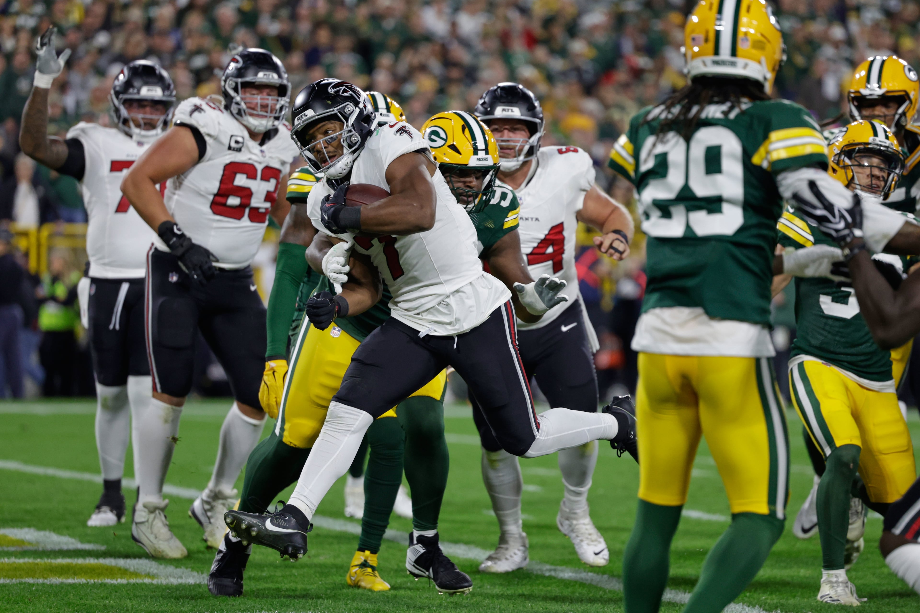 Falcons running back Bijan Robinson (center) sprints for a touchdown against the Packers on Thursday, Sept. 24, 2026, at Lambeau Field in Green Bay, Wis. (Matt Ludtke/AP)