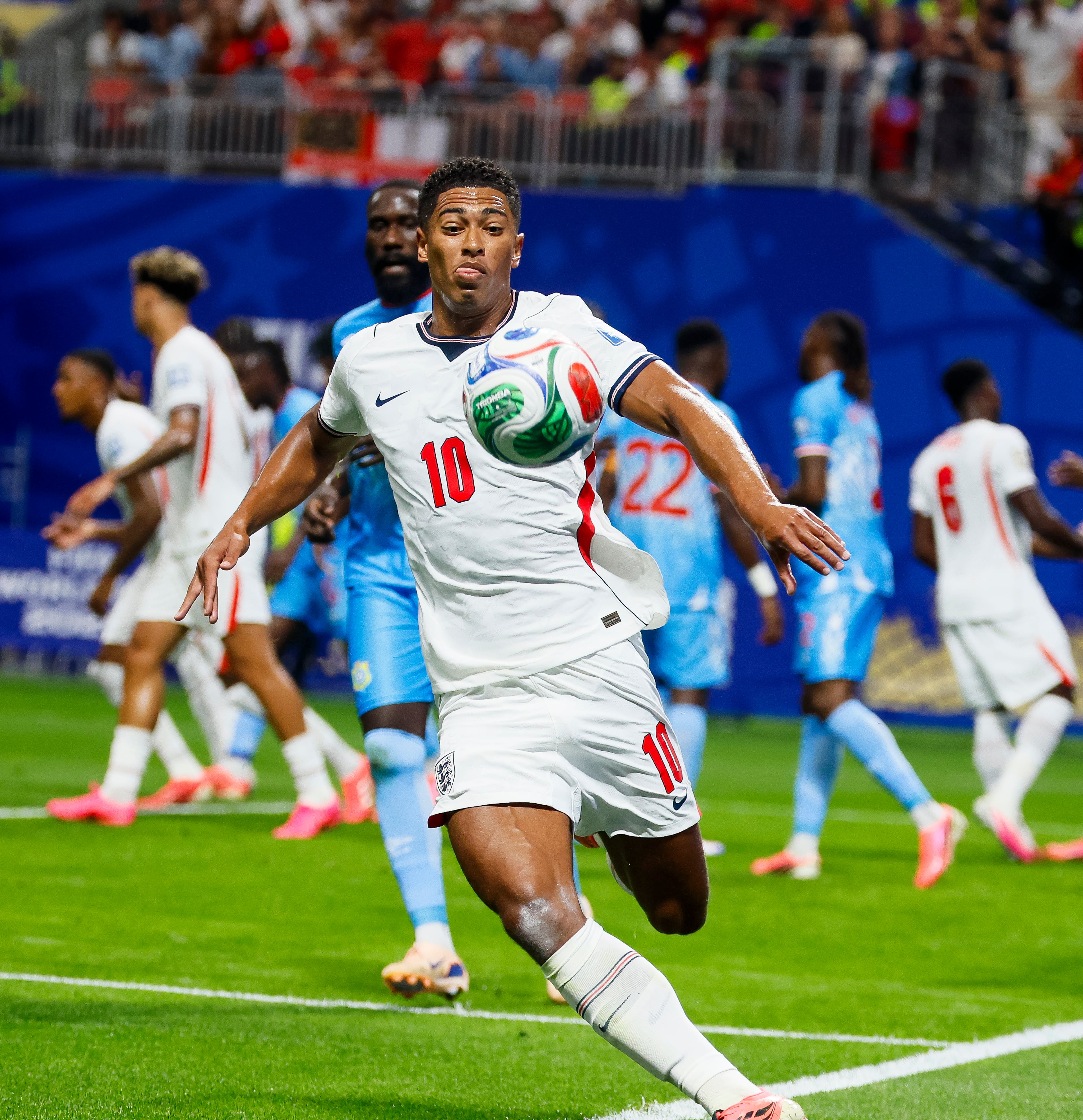England midfielder Jude Bellingham charges the ball during the first half of a FIFA World Cup round of 32 match at Atlanta Stadium (Mercedes-Benz Stadium) on Wednesday, July 1, 2026, in Atlanta. (Miguel Martinez/AJC)