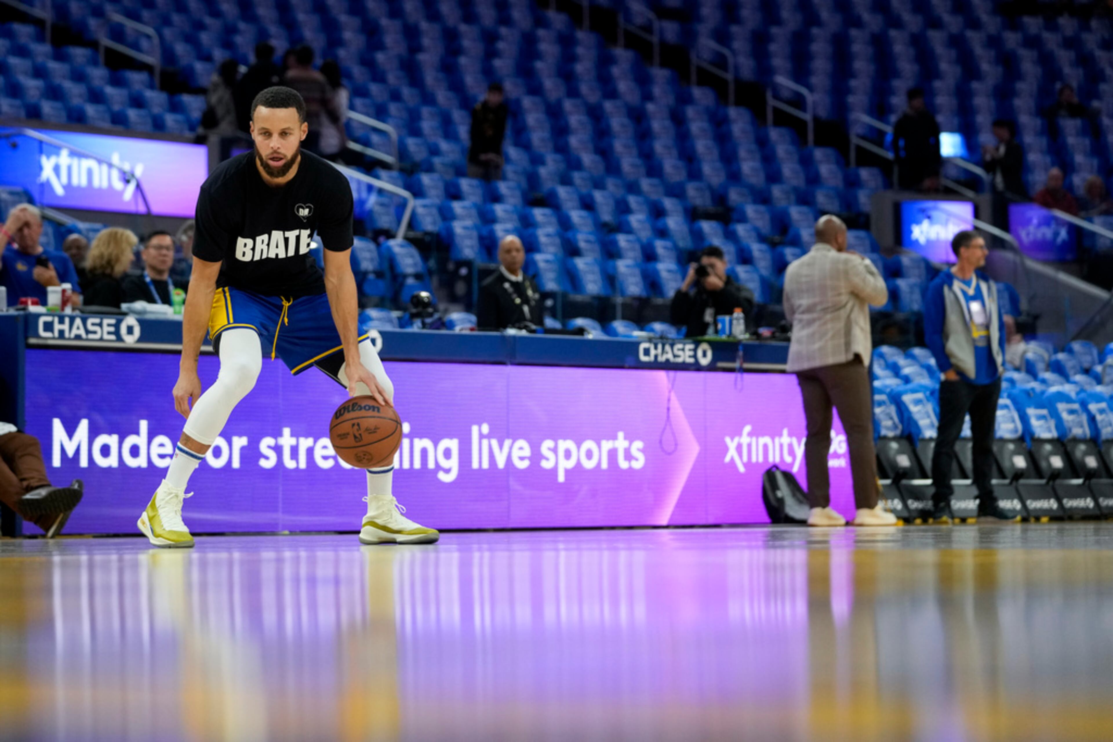 Golden State Warriors guard Stephen Curry warms up before the team's NBA basketball game against the Atlanta Hawks, Wednesday, Jan. 24, 2024, in San Francisco. (AP Photo/Godofredo A. Vásquez)