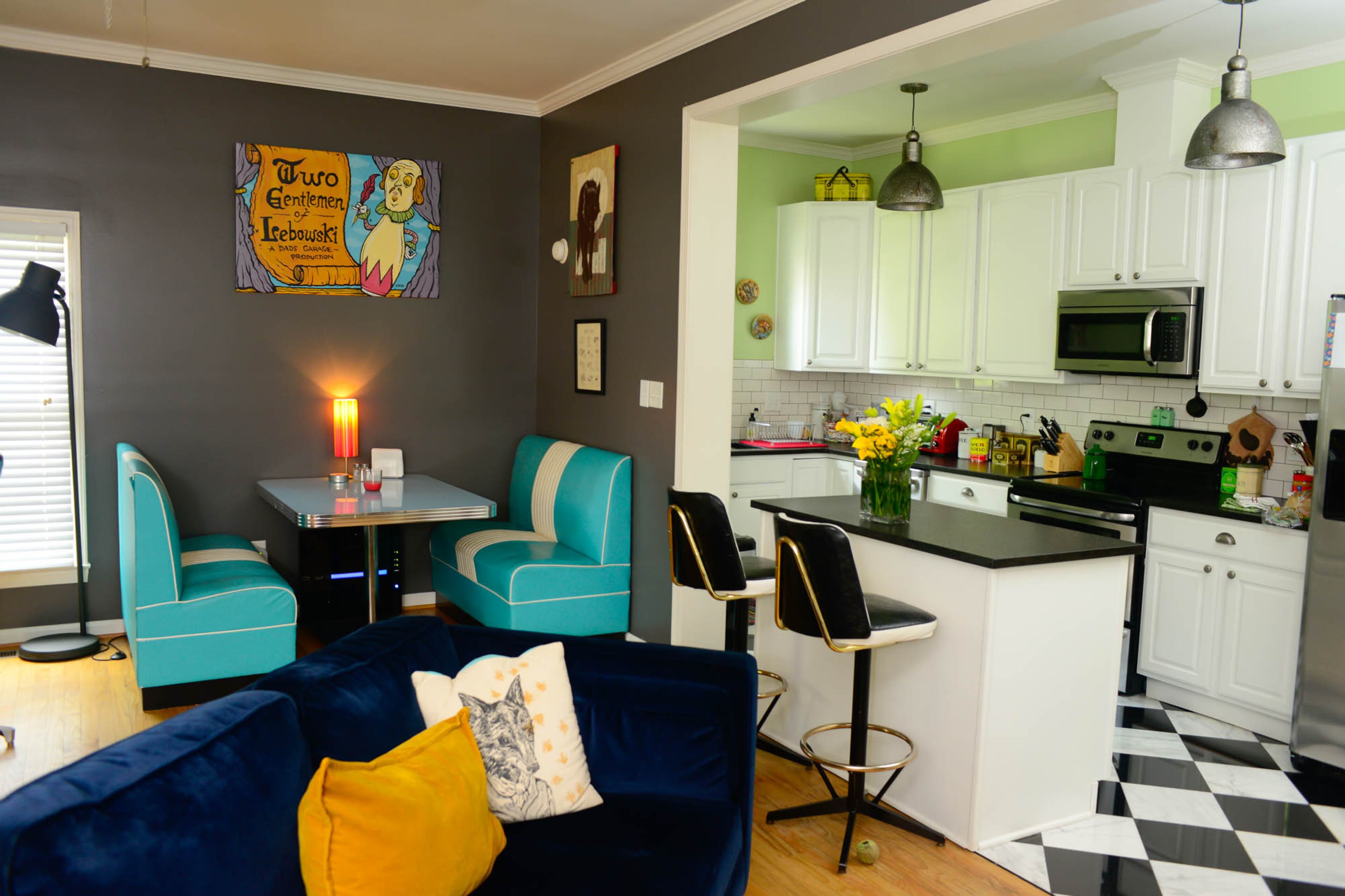 Homeowners Amber Nash and Kevin Gillese bought their 14-year-old bungalow in 2016. They made minor cosmetic changes, such as replacing the bland tan tile floors with black-and-white checkered marble and granite and adding charcoal leathered granite countertops.