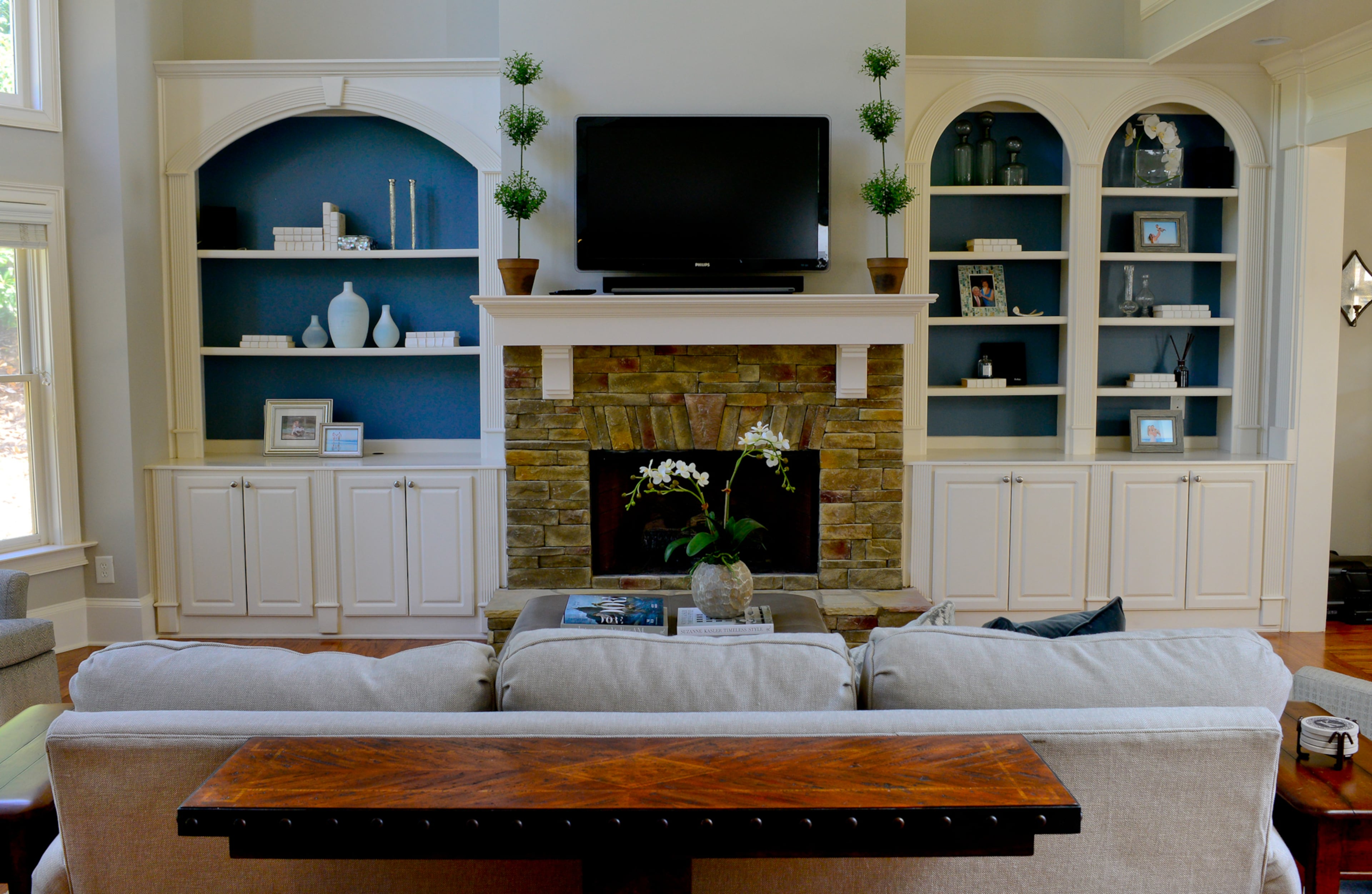 Painting the back of the built-in bookcases Benjamin Moore's Normandy draws the eye further to the bookshelves and fireplace. The walls are painted Benjamin Moore's Revere Pewter.--Text by Lori Johnston