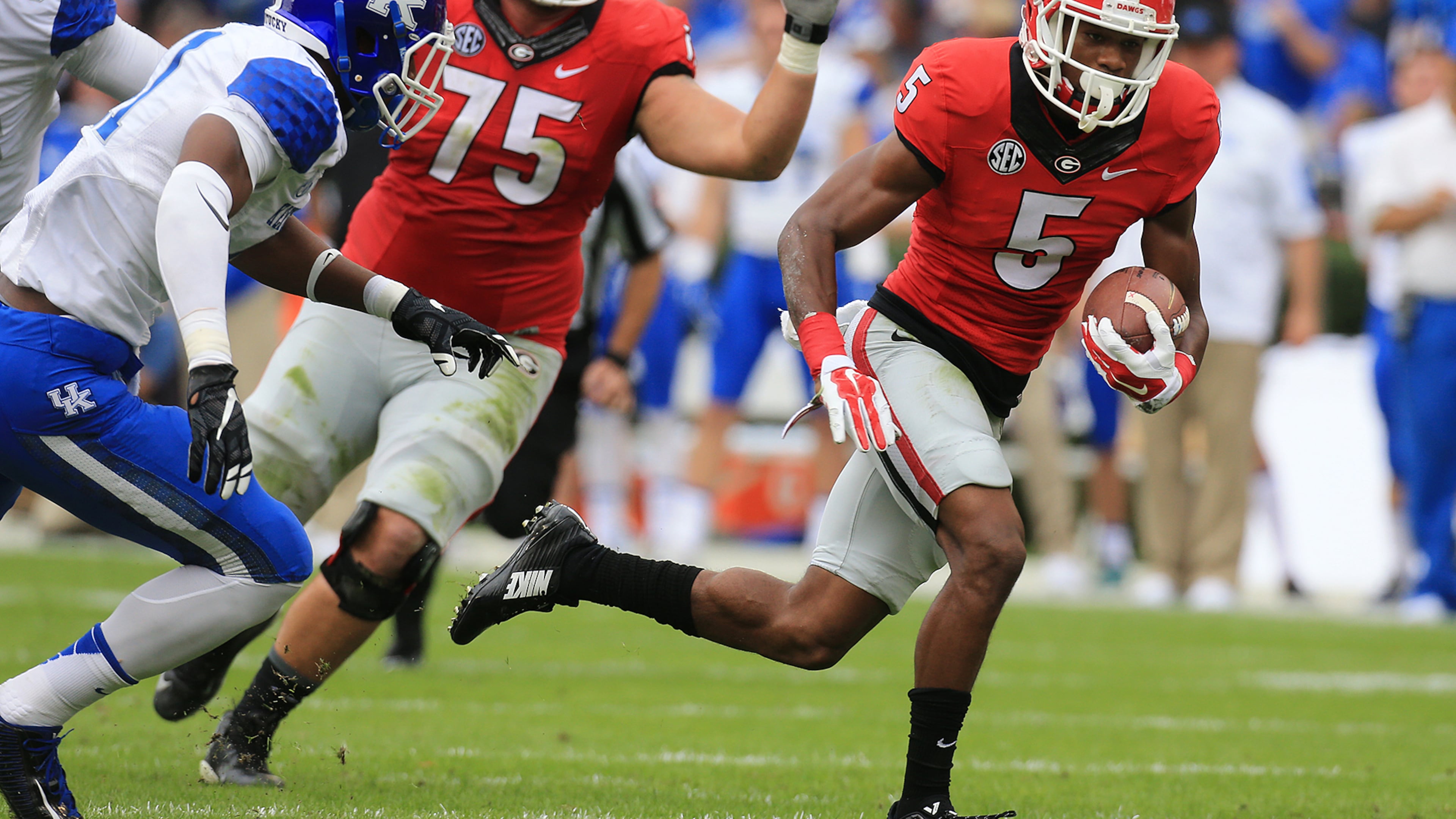 Georgia's Terry Godwin, taking the snap as quarterback, runs away from Kentucky defenders for a 7-0 lead during the first quarter on Saturday, Nov. 7, 2015 in Athens. Curtis Compton / ccompton@ajc.com