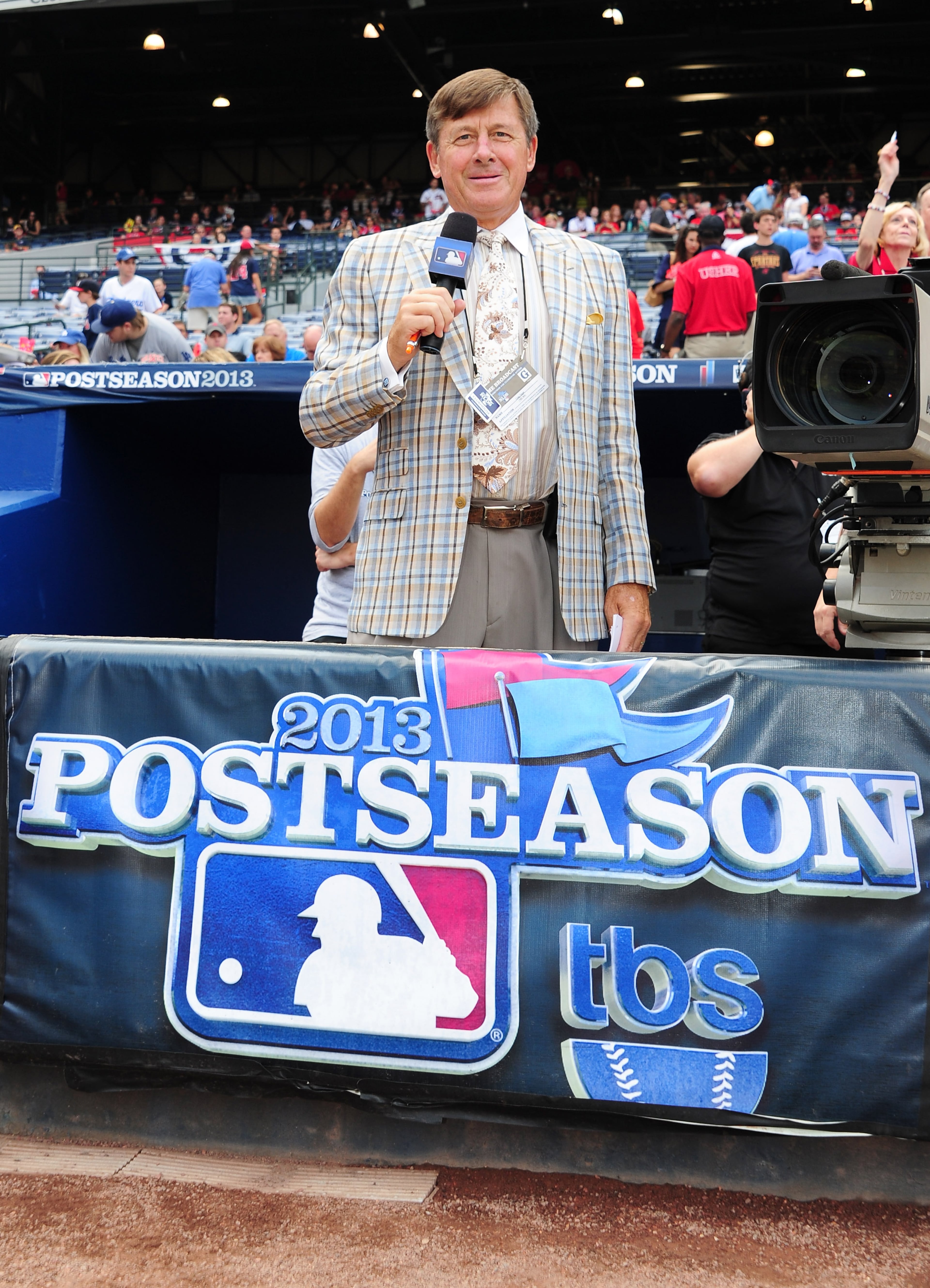 TV personality Craig Sager looks on during Game Two of the National League Division Series between the Los Angeles Dodgers and the Atlanta Braves at Turner Field on October 4, 2013 in Atlanta, Georgia. \