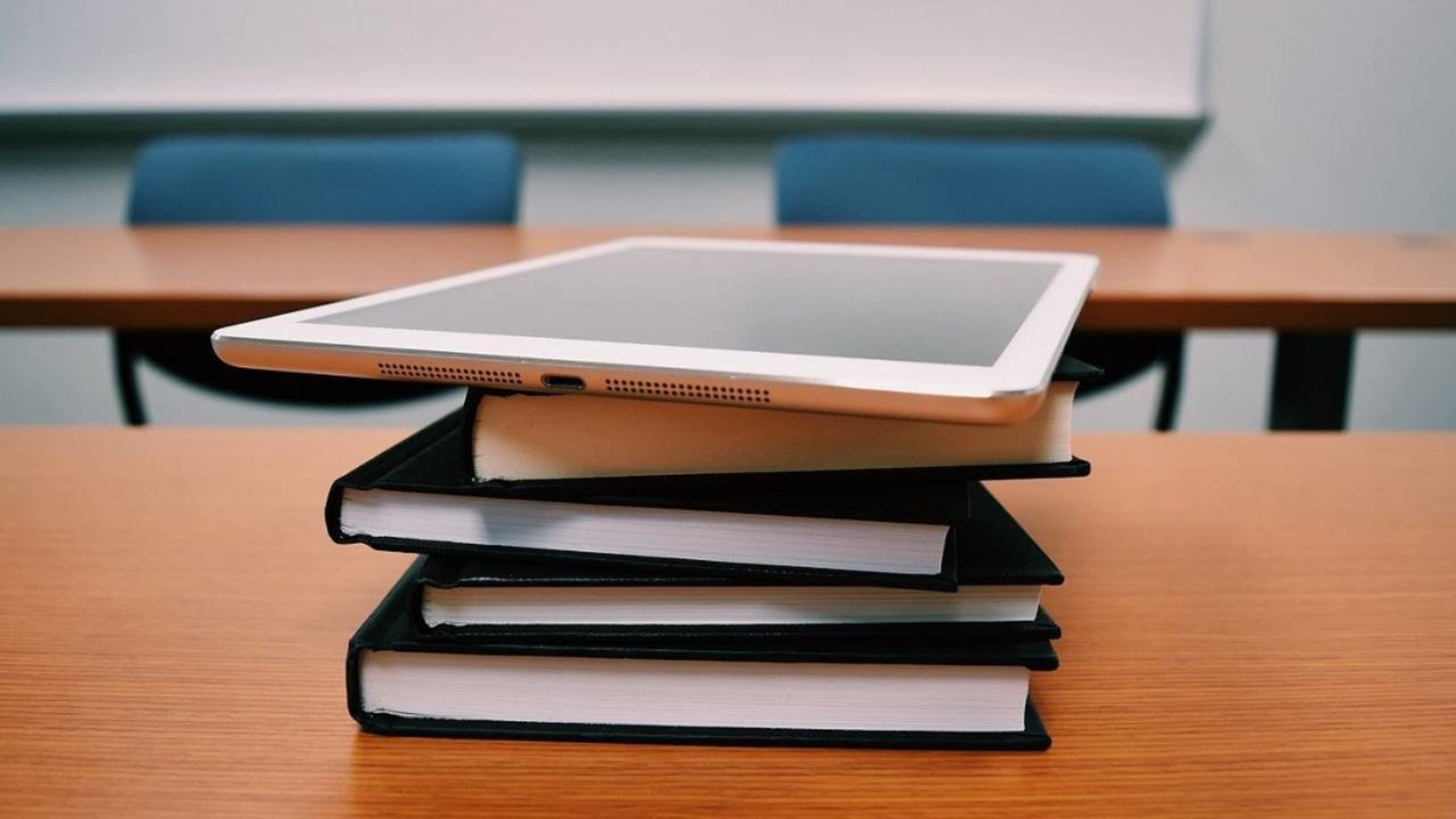 The school superintendent in Hamilton County, Tennessee, donated his $15,000 in bonuses to establish a scholarship in the name of his late mother.