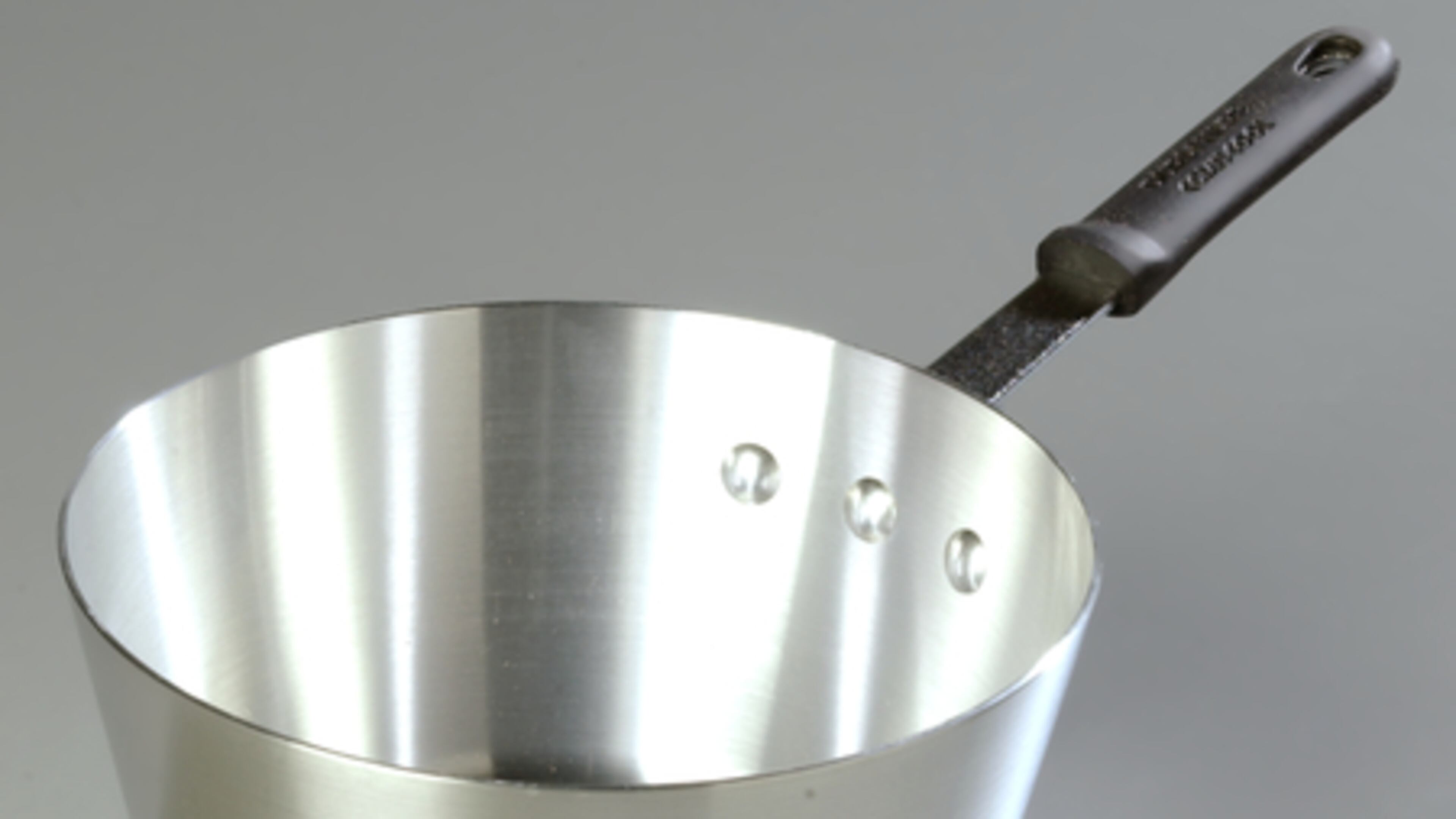 The Carlisle 5.5-quart tapered saucepan comes with a heat-proof sleeve on the handle.