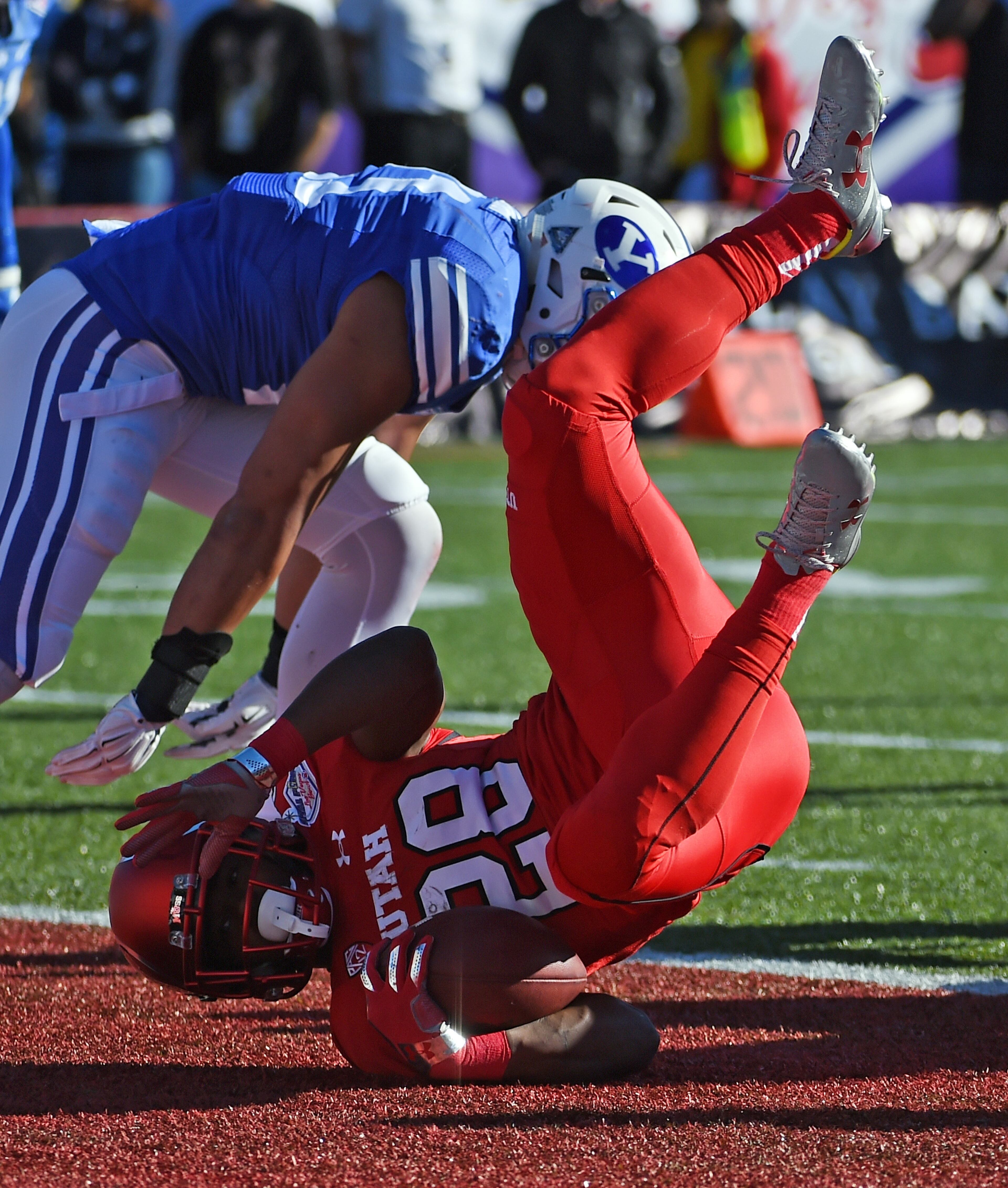 LAS VEGAS, NV - DECEMBER 19: Running back Joe Williams #28 of the Utah Utes falls into the end zone to score a touchdown against the Brigham Young Cougars during the Royal Purple Las Vegas Bowl at Sam Boyd Stadium on December 19, 2015 in Las Vegas, Nevada. (Photo by Ethan Miller/Getty Images)