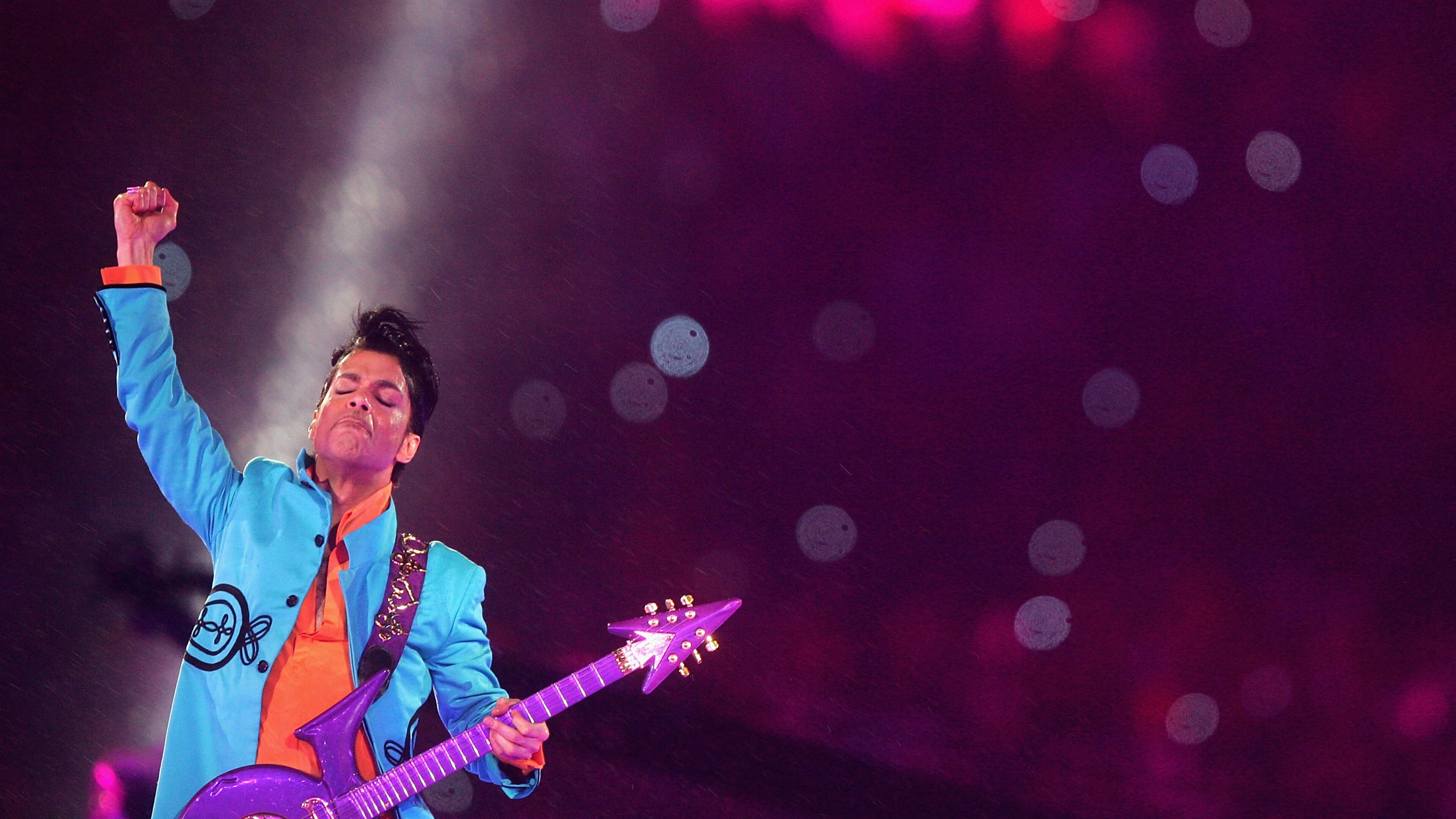 MIAMI GARDENS, FL - FEBRUARY 04: Musician Prince performs during the "Pepsi Halftime Show" at Super Bowl XLI between the Indianapolis Colts and the Chicago Bears on February 4, 2007 at Dolphin Stadium in Miami Gardens, Florida. (Photo by Jed Jacobsohn/Getty Images)