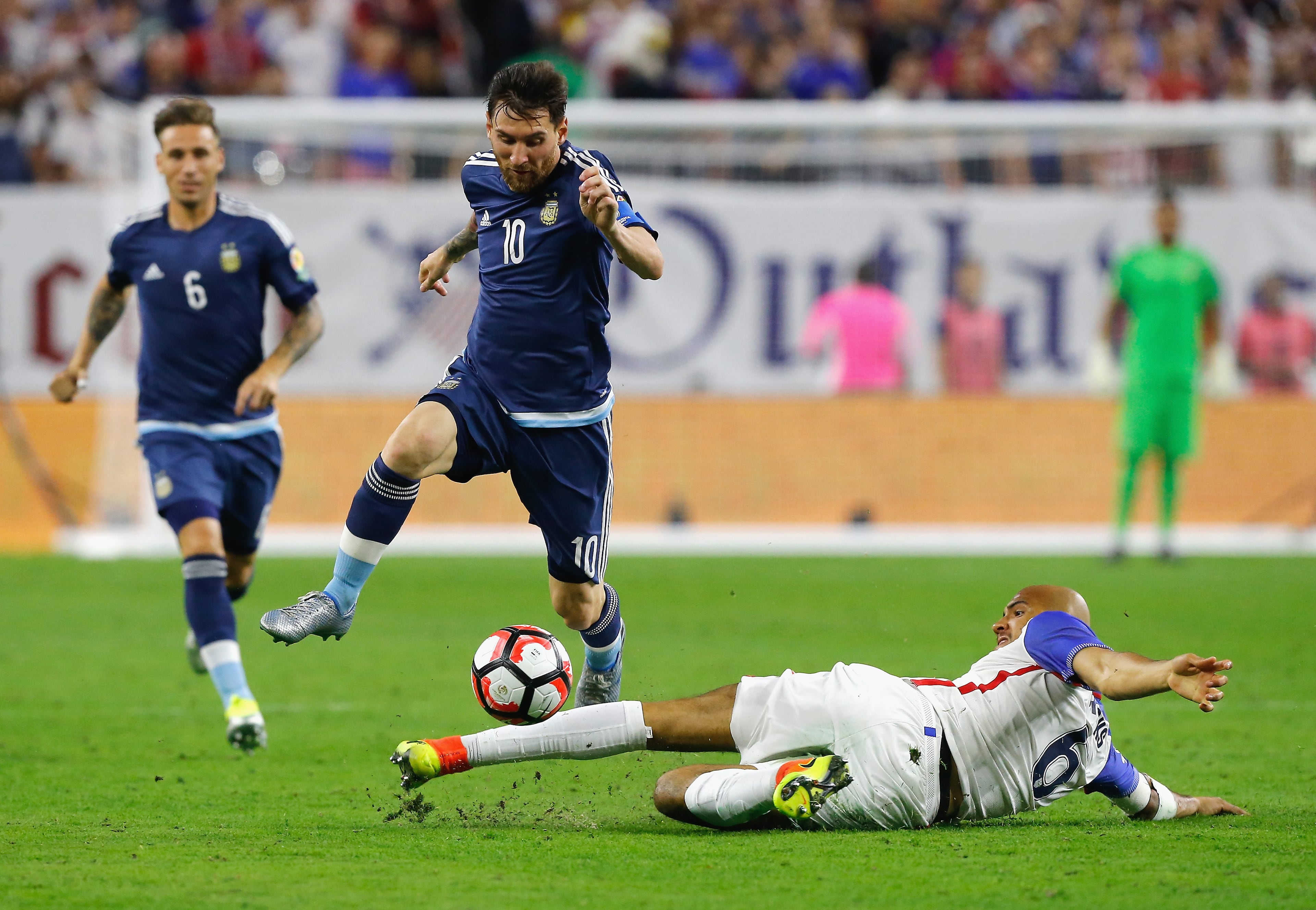 HOUSTON, TX - JUNE 21: Lionel Messi #10 of Argentina dribbles the ball against John Brooks #6 of United States in the second half during a 2016 Copa America Centenario Semifinal match at NRG Stadium on June 21, 2016 in Houston, Texas. (Photo by Bob Levey/Getty Images)