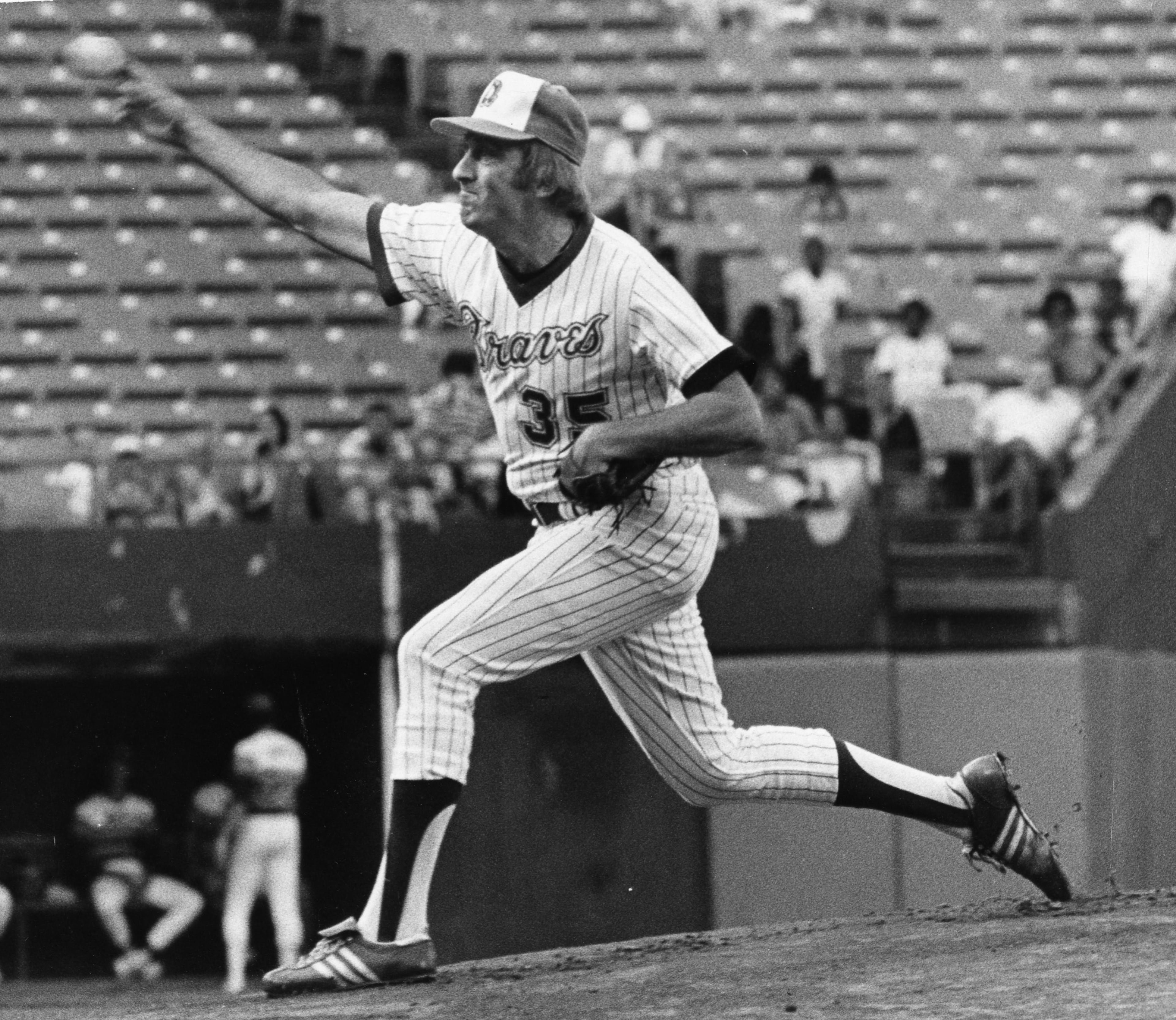 KNUCKSIE: Braves great Phil Niekro.