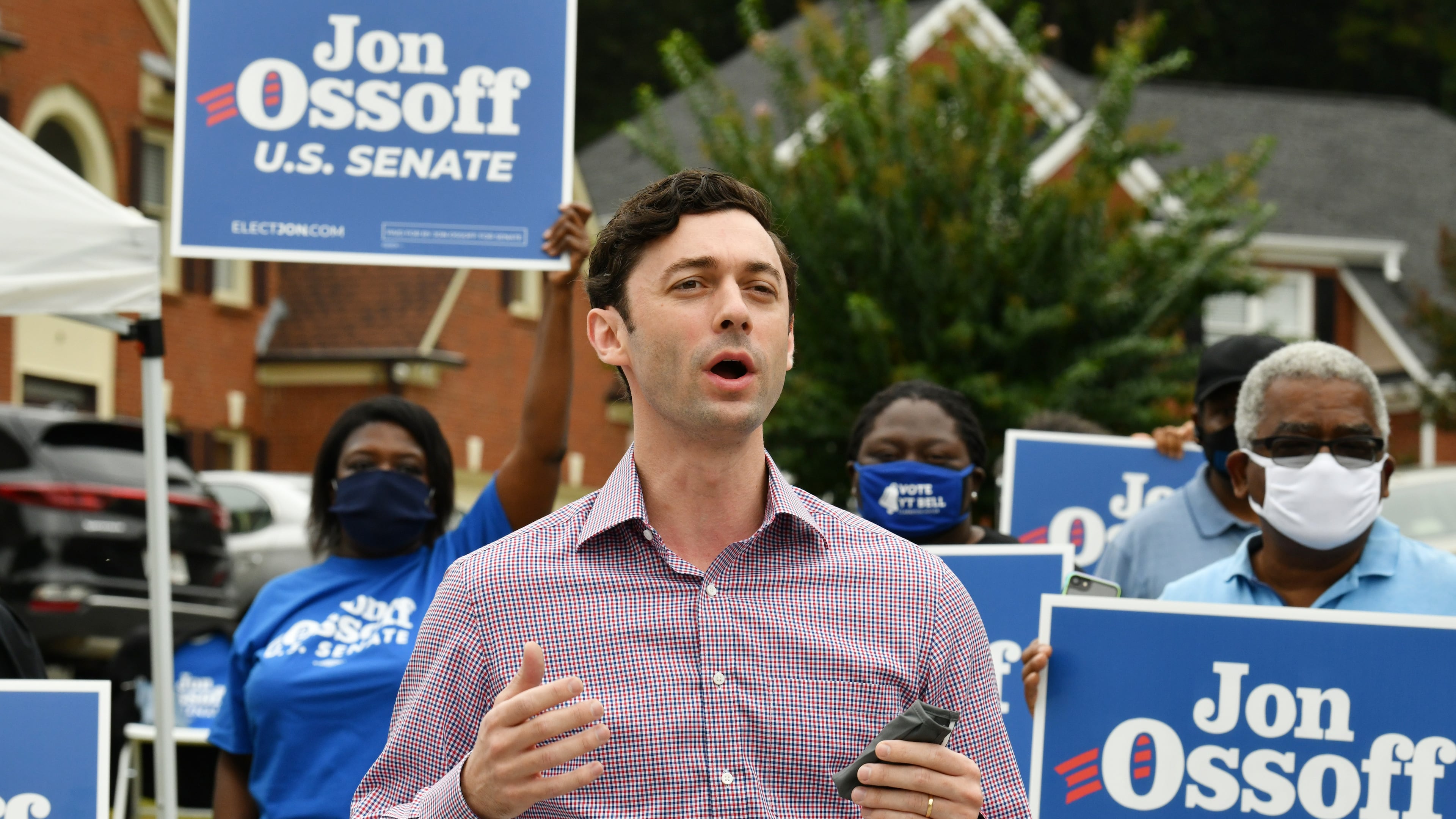 September 26, 2020 Stone Mountain - U.S. Senate candidate Jon Ossoff speaks to his supporters prior to a drive-thru, socially distanced, yard-sign pickup event hosted by the Georgia Federation of Democratic Women and the DeKalb Democratic Women’s groups in Stone Mountain on Saturday, September 26, 2020. Hyosub Shin / Hyosub.Shin@ajc.com)