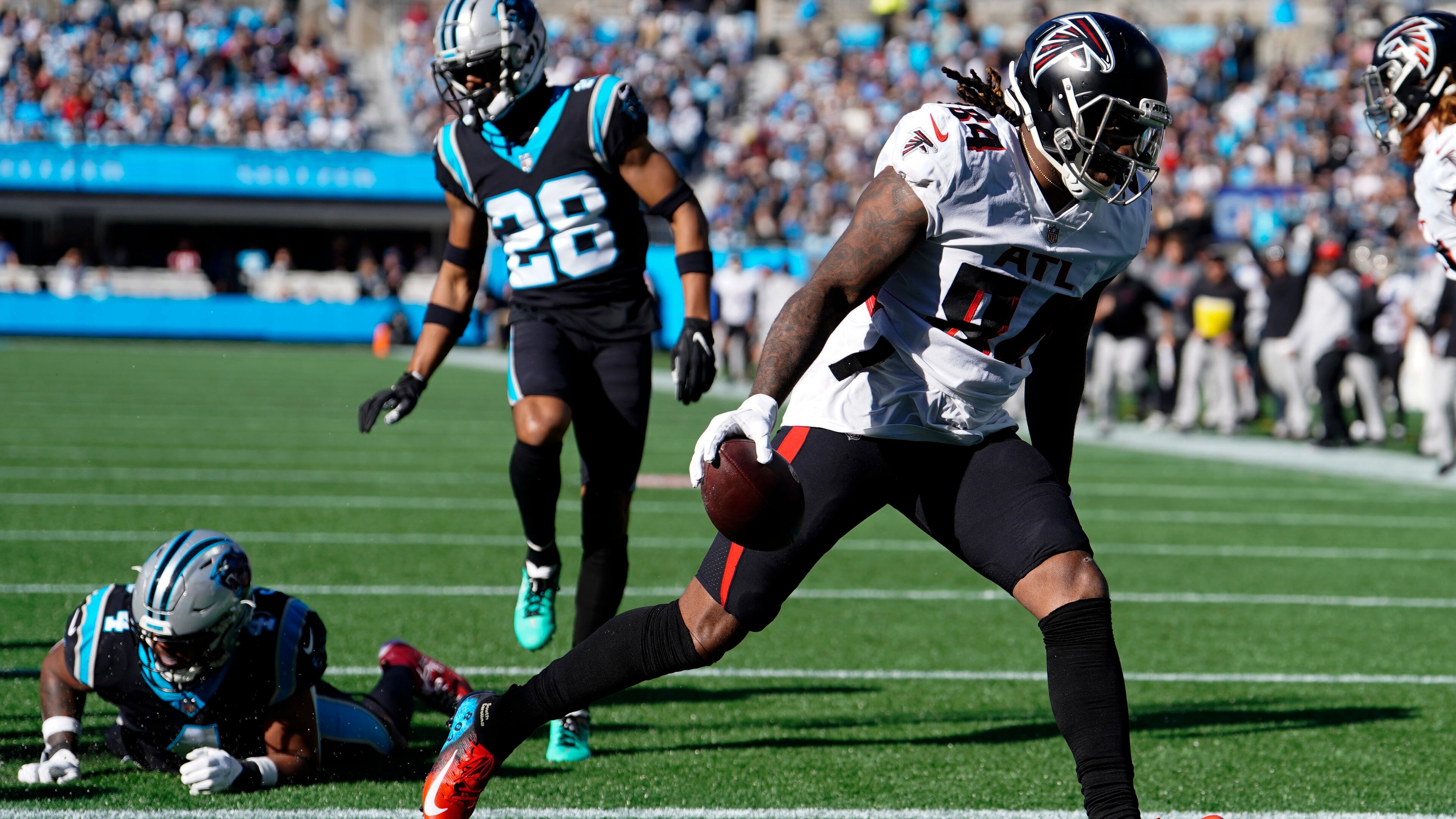 Falcons running back Cordarrelle Patterson, who only played 34 of the 69 offensive snaps (49%), scores during the first quarter of Sunday's game against the Panthers in Charlotte. (AP Photo/Jacob Kupferman)