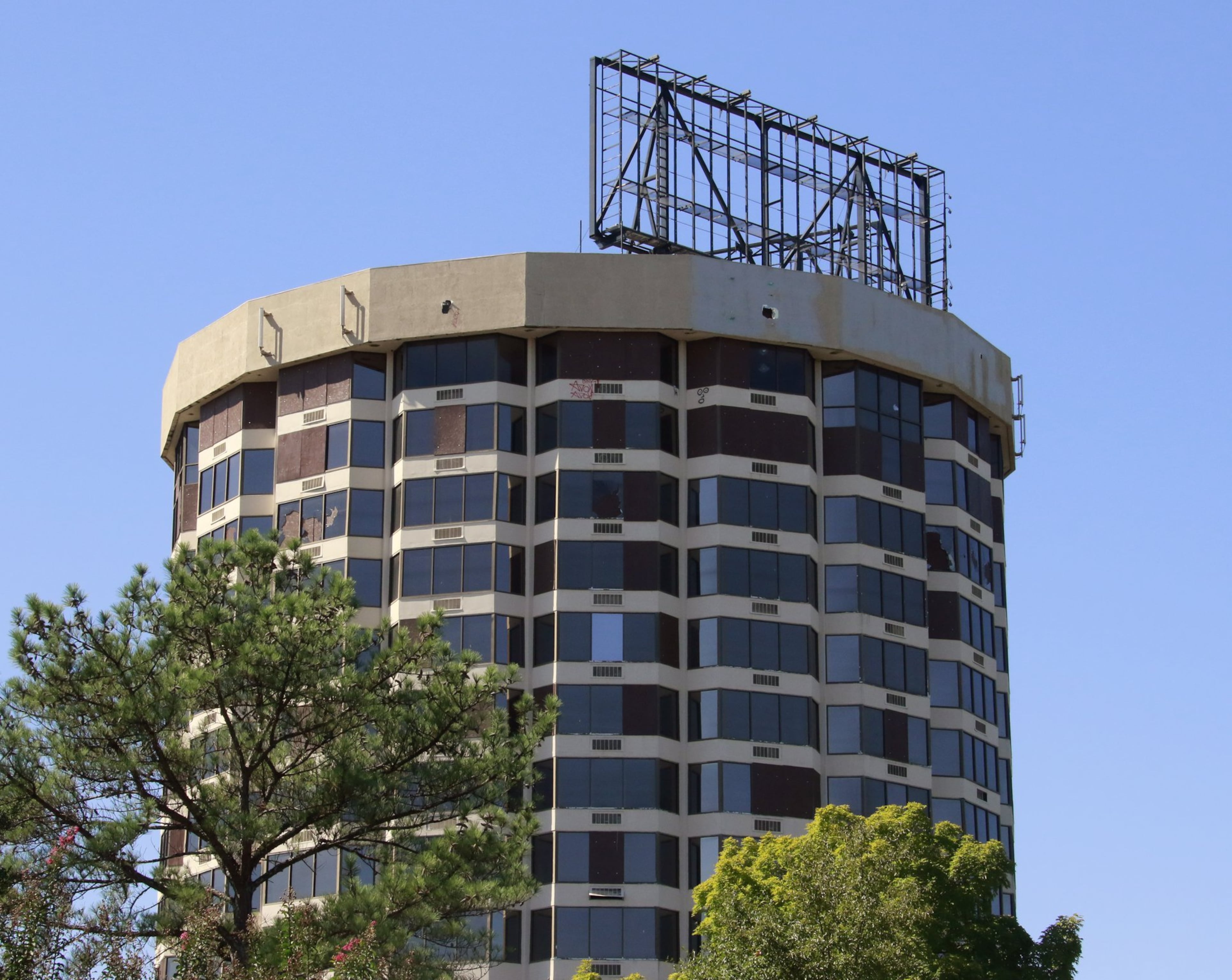 The building formerly known as the Presidential Tower lies vacant and in disrepair near Spaghetti Junction in DeKalb County, in this 2016 photo. (Bob Andres/AJC 2016)