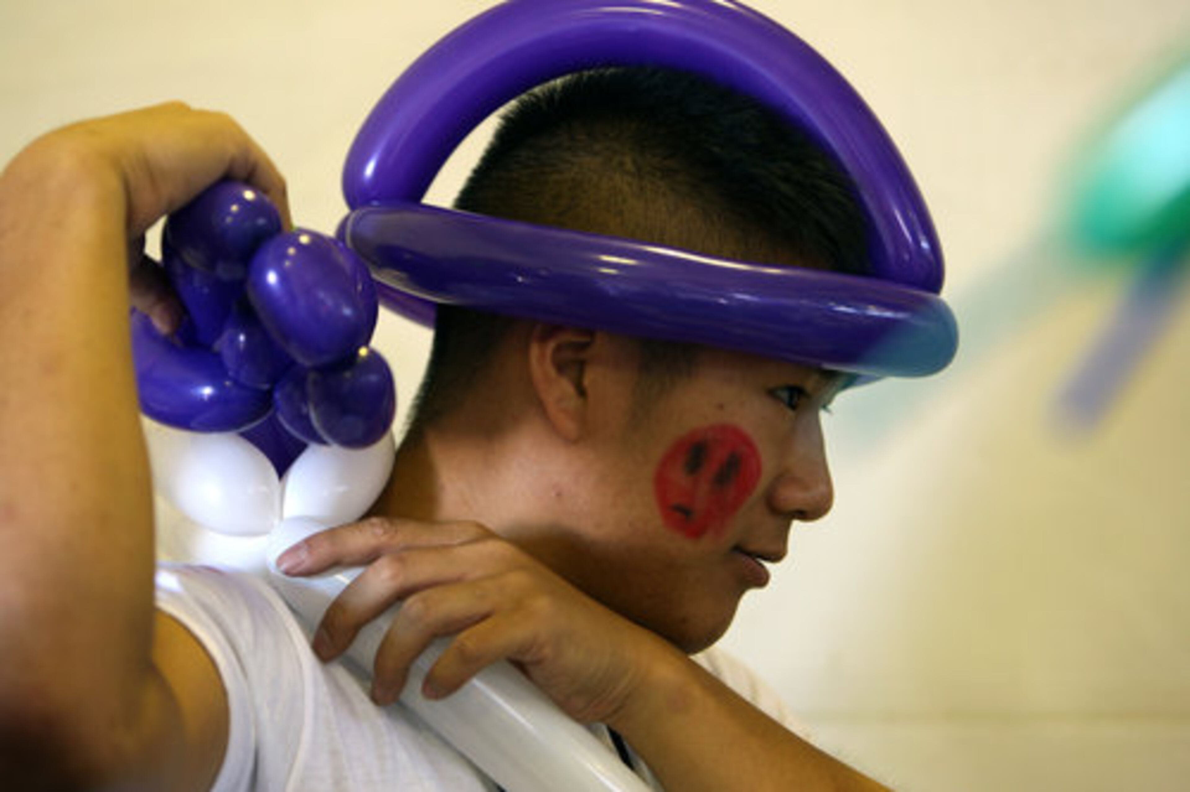 Volunteer Ban Am Thuc sells animal balloons to raise money to benefit the Church. Other key events include fun and games for children of all ages, nightly concerts by top Vietnamese icons, harvest moon lantern show, sample traditional food delicacies such as fall festival rolls, autumn harvest cake, 7-color sweet pudding to name a few during the three-day event that ends Sunday night with the grand prize raffle this year is a 2010 Honda Accord EX model plus a $5000 in cash.