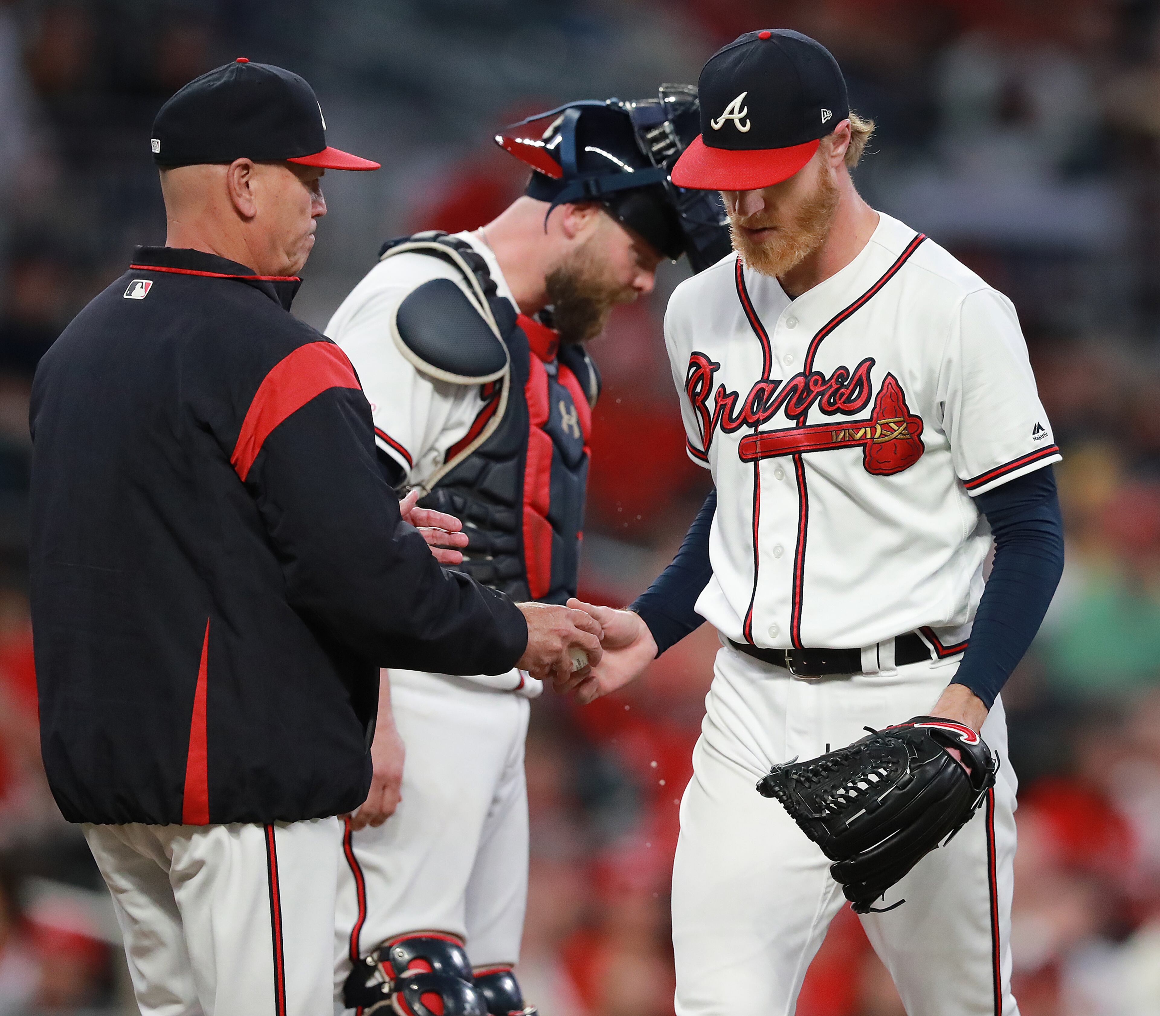 Braves manager Brian Snitker pulls pitcher Mike Foltynewicz after falling behind 8-0. Curtis Compton/ccompton@ajc.com