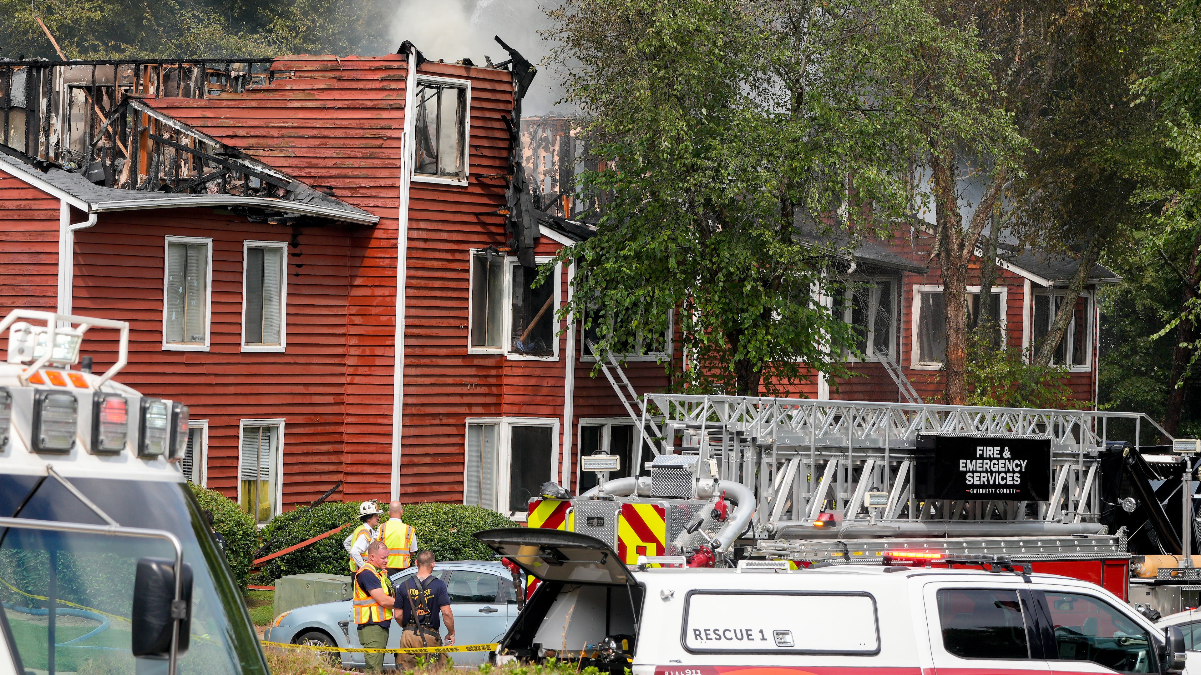 Firefighters were forced to evacuate a burning apartment building when the roof collapsed Tuesday morning in Gwinnett County. (Ben Hendren for the AJC)