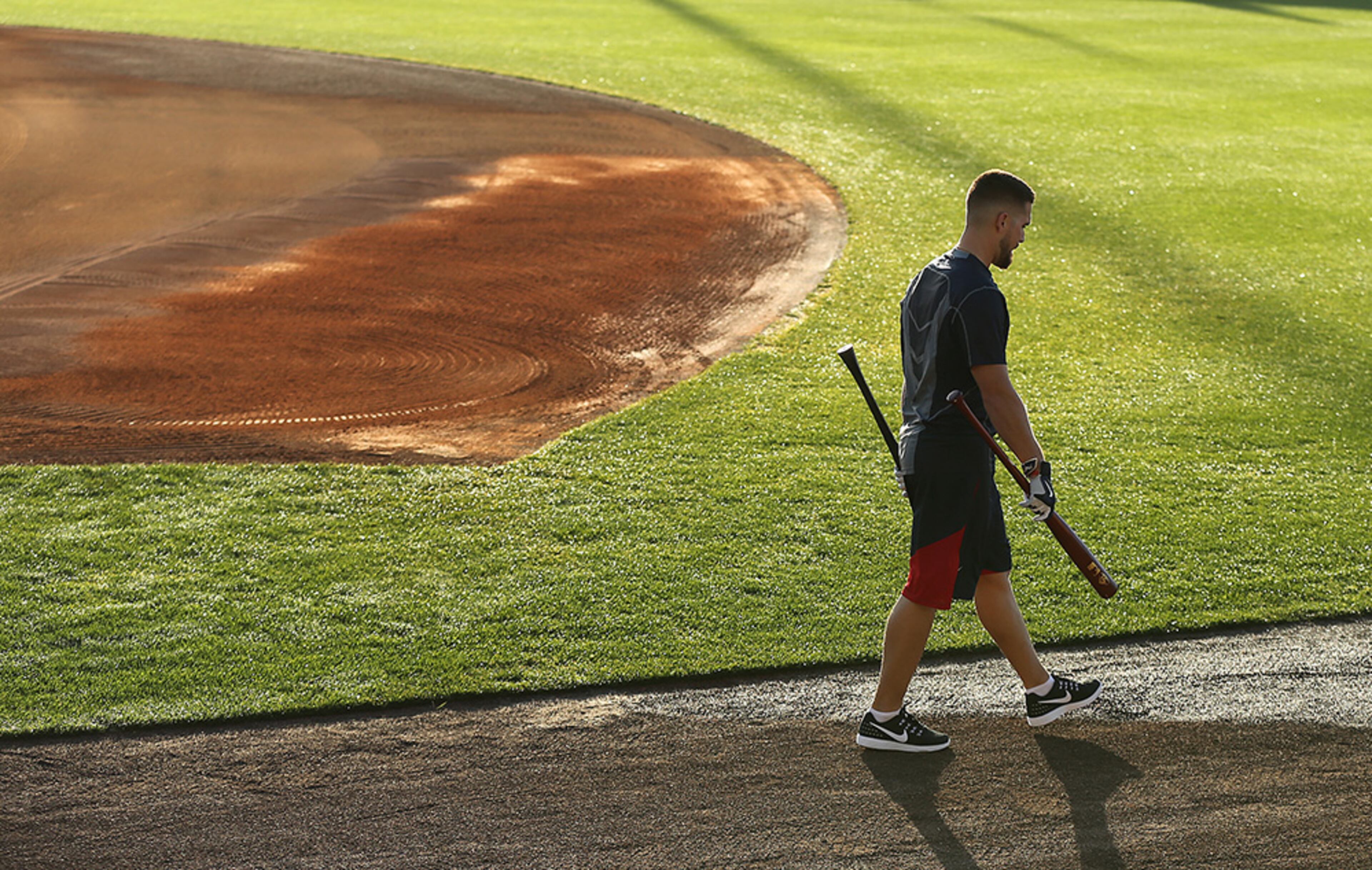Braves new center fielder Ender Inciarte heads to the batting cages at sunrise arriving for his first day of spring training.