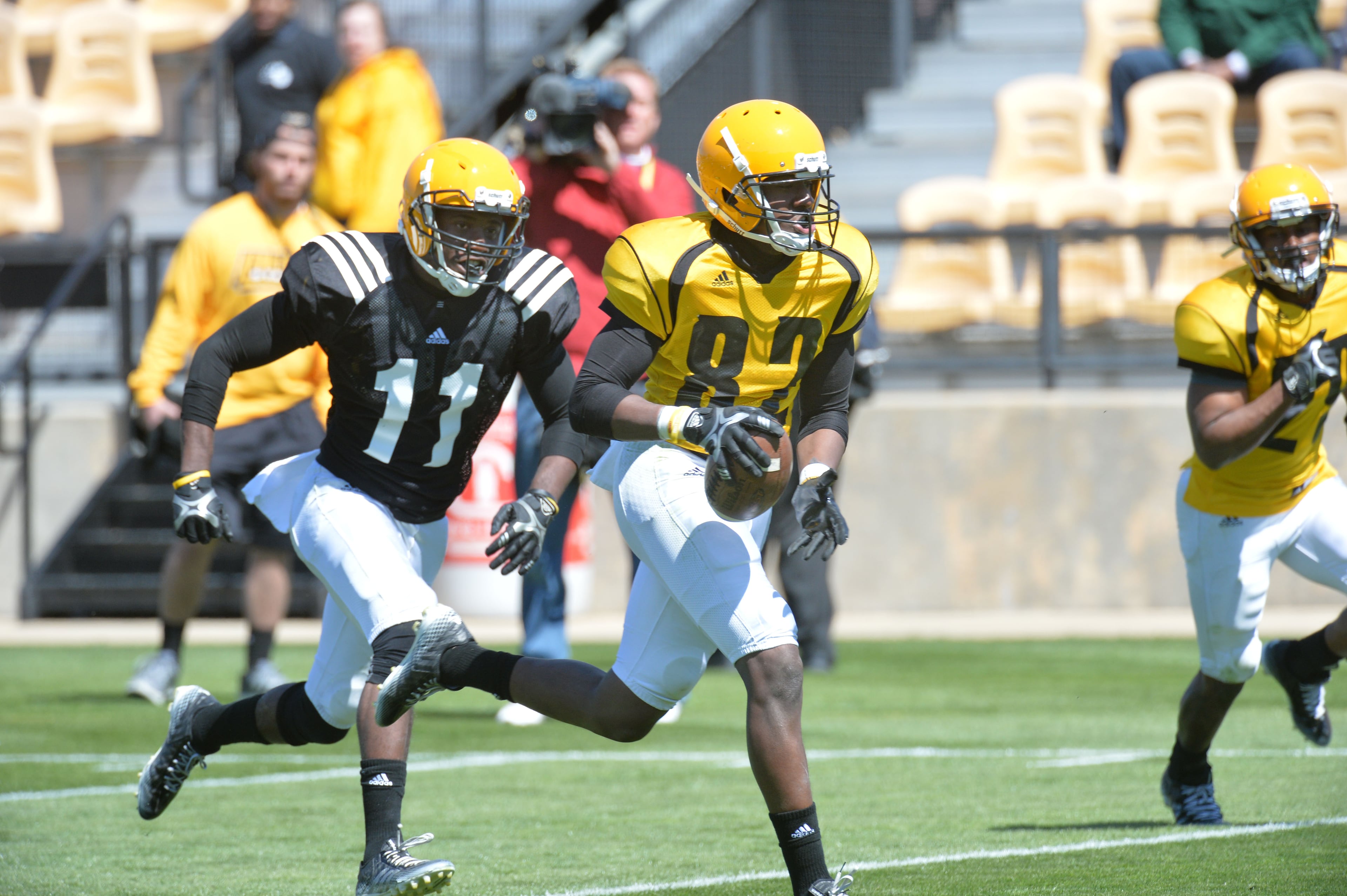 Pedy Leverette (82) runs past Cymeon Burden (11) for a touchdown. HYOSUB SHIN / HSHIN@AJC.COM