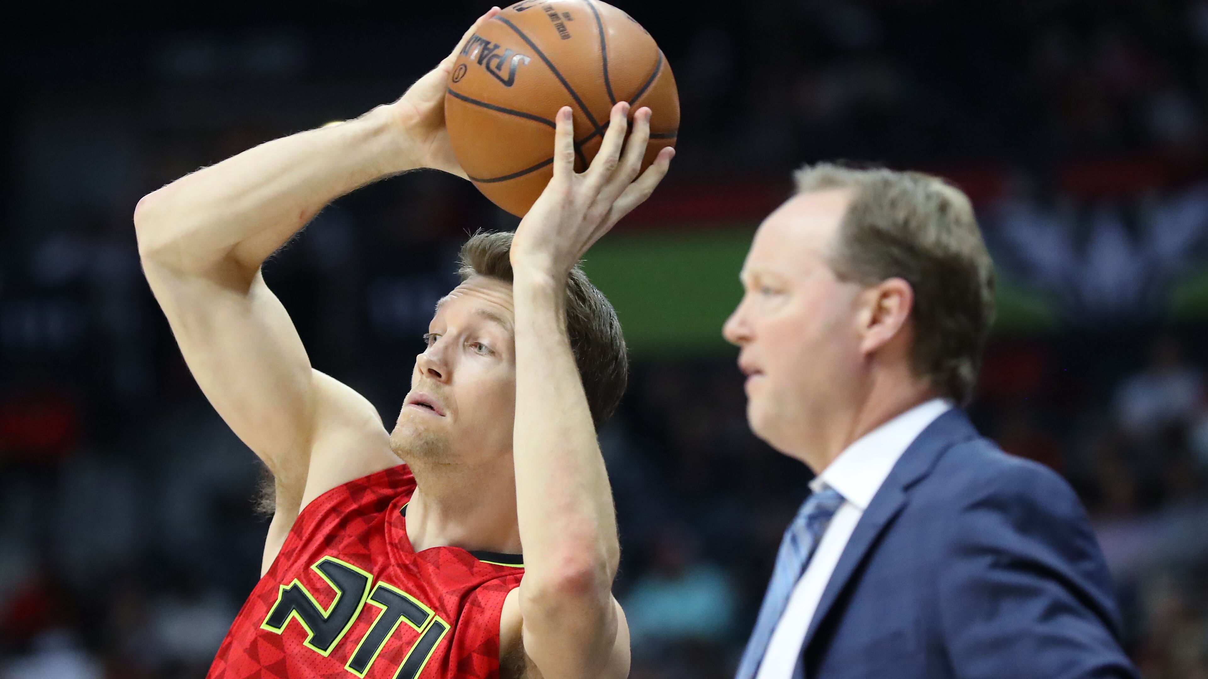 Hawks’ Mike Dunleavy looks to pass with Mike Budenholzer looking on in a NBA basketball game against the Bucks on Sunday, Jan. 15, 2017, in Atlanta. Curtis Compton/ccompton@ajc.com