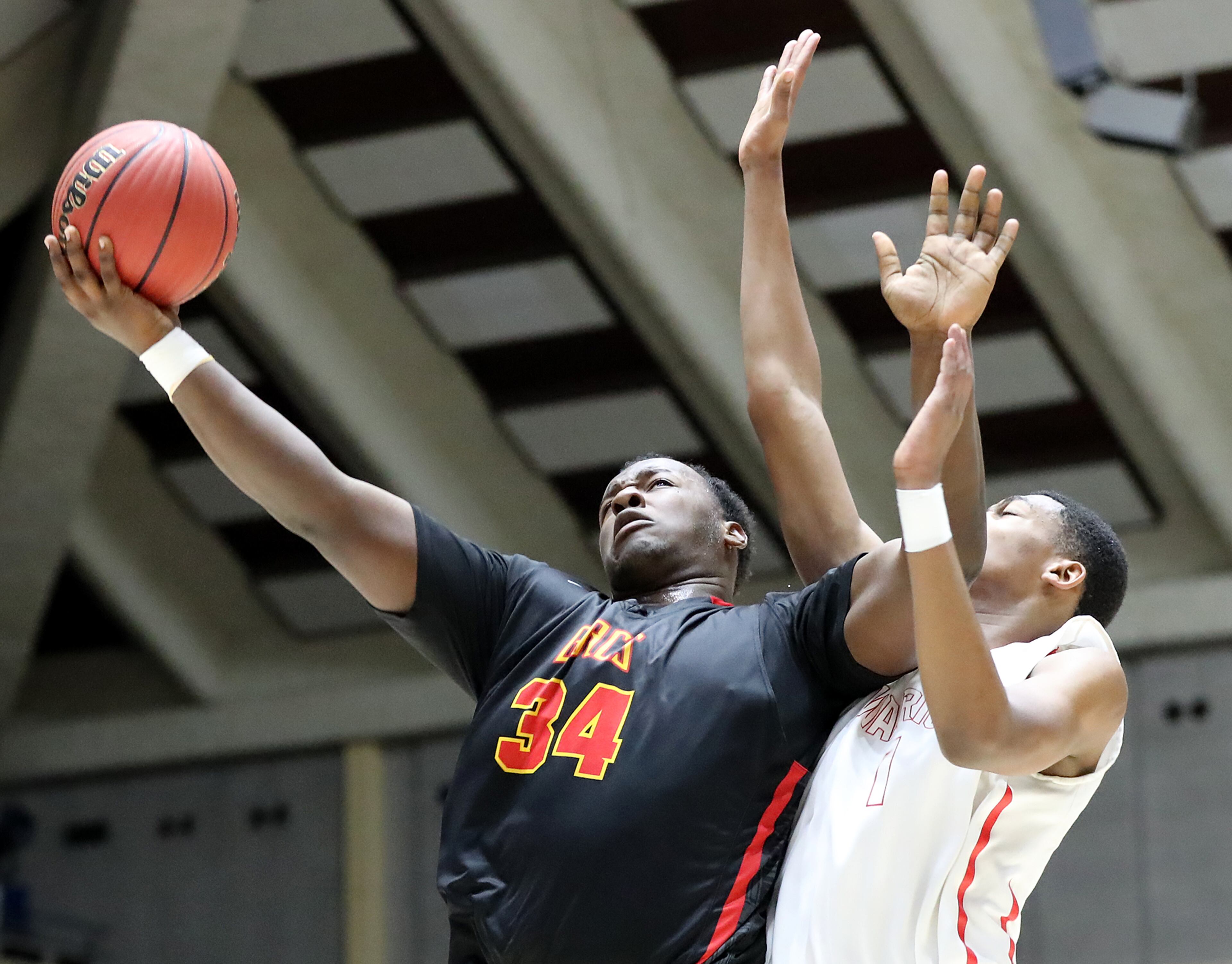 March 8, 2018 Macon: GAC forward Chris Hinton goes to the basket against Jenkins forward Lamont Sams Jr. in their GHSA state basketball championship game on Thursday, March 8, 2018, in Macon. Curtis Compton/ccompton@ajc.com