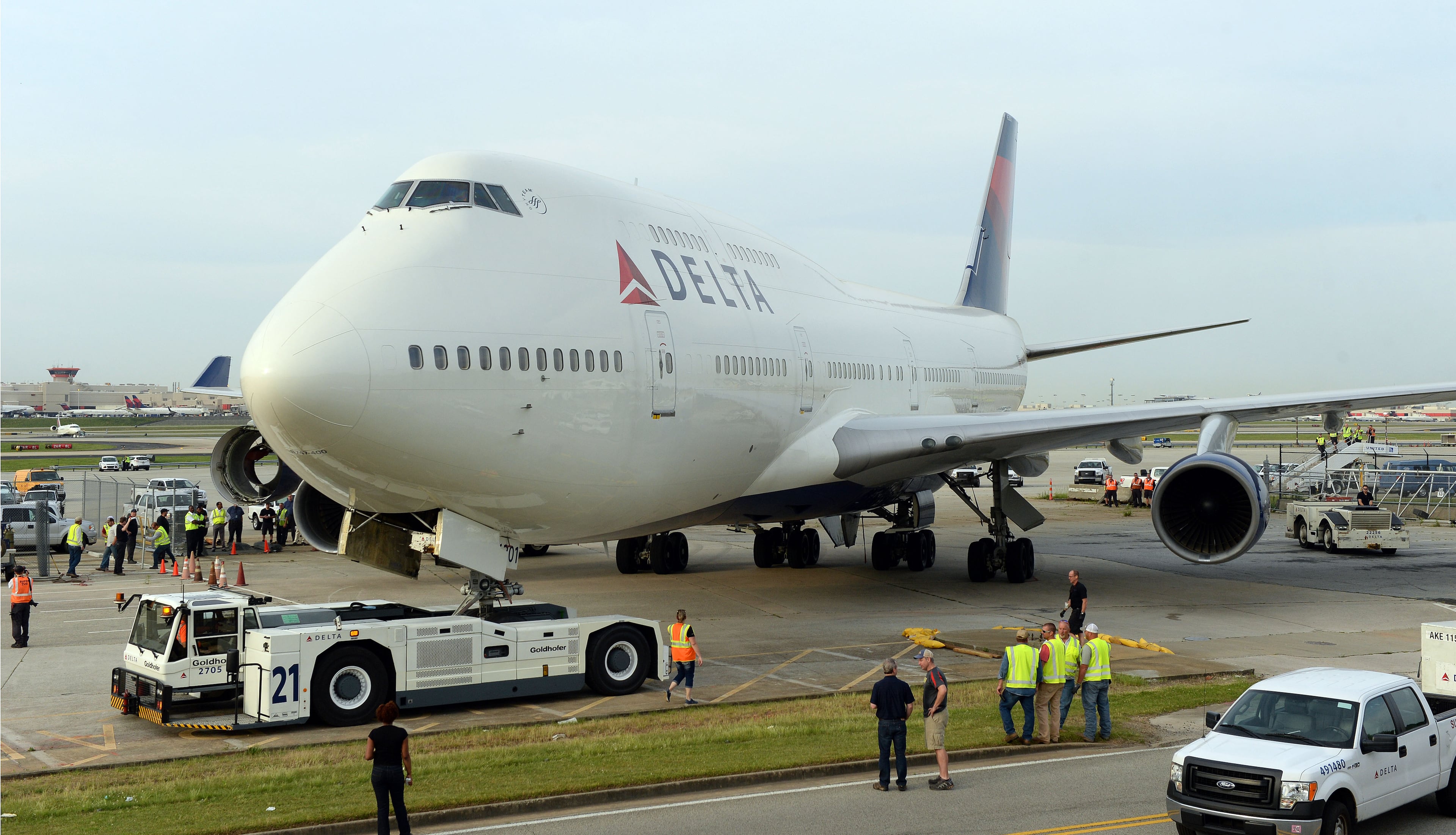 APRIL 30, 2016 ATLANTA Crews move a retired Boeing 747-400 to the Delta Flight museum Saturday, April 30, 2016. Delta Air Lines Ship 6301 made its final journey to Delta’s Atlanta world headquarters campus in preparation for the Delta Flight Museum's latest exhibit featuring the retired aircraft. KENT D. JOHNSON /kdjohnson@ajc.com #delta747experience