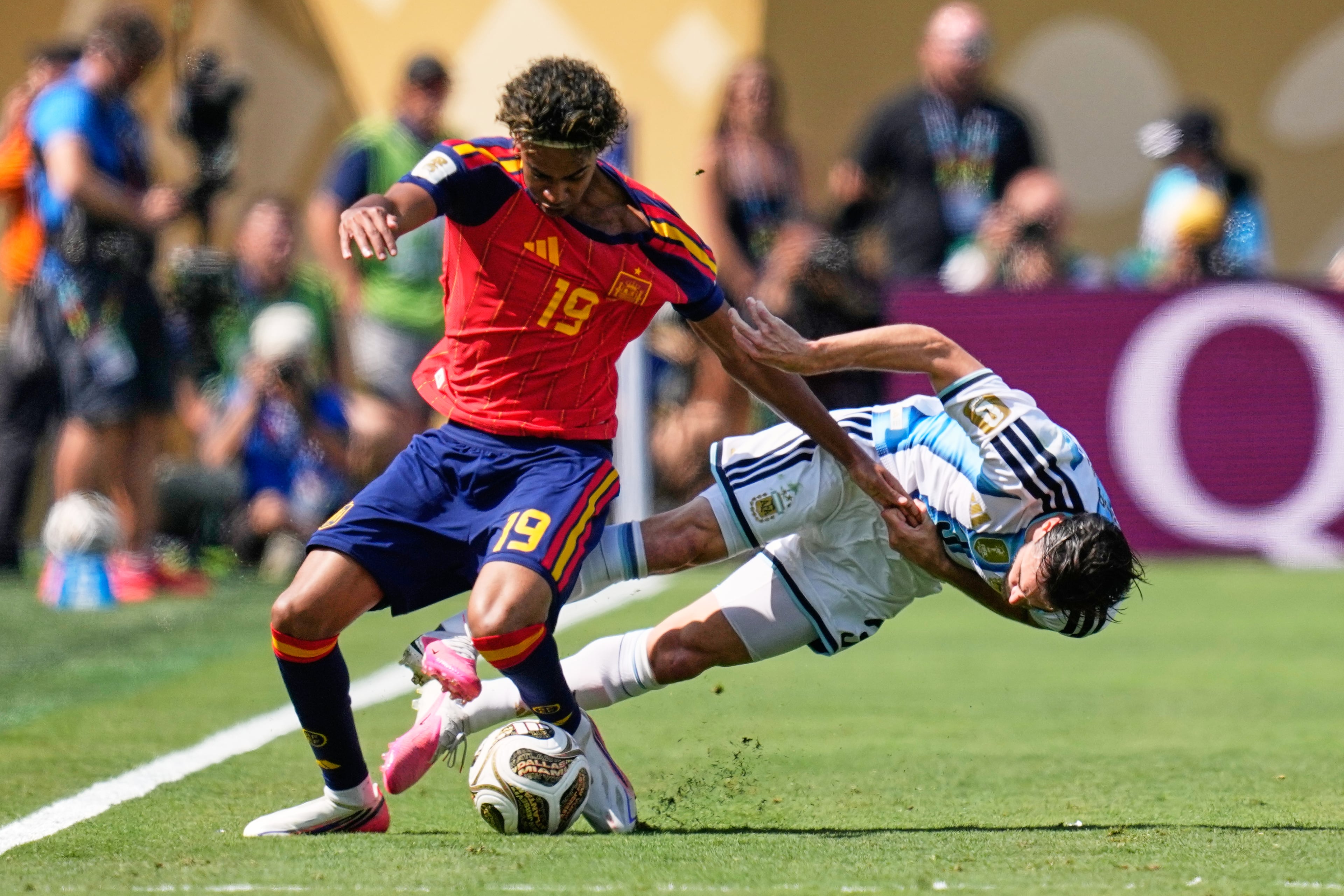Argentina's Nicolas Tagliafico, right, fights for the ball with Spain's Lamine Yamal during the World Cup final soccer match between Spain and Argentina in East Rutherford, N.J., near New York, Sunday, July 19, 2026. (AP Photo/Ashley Landis)