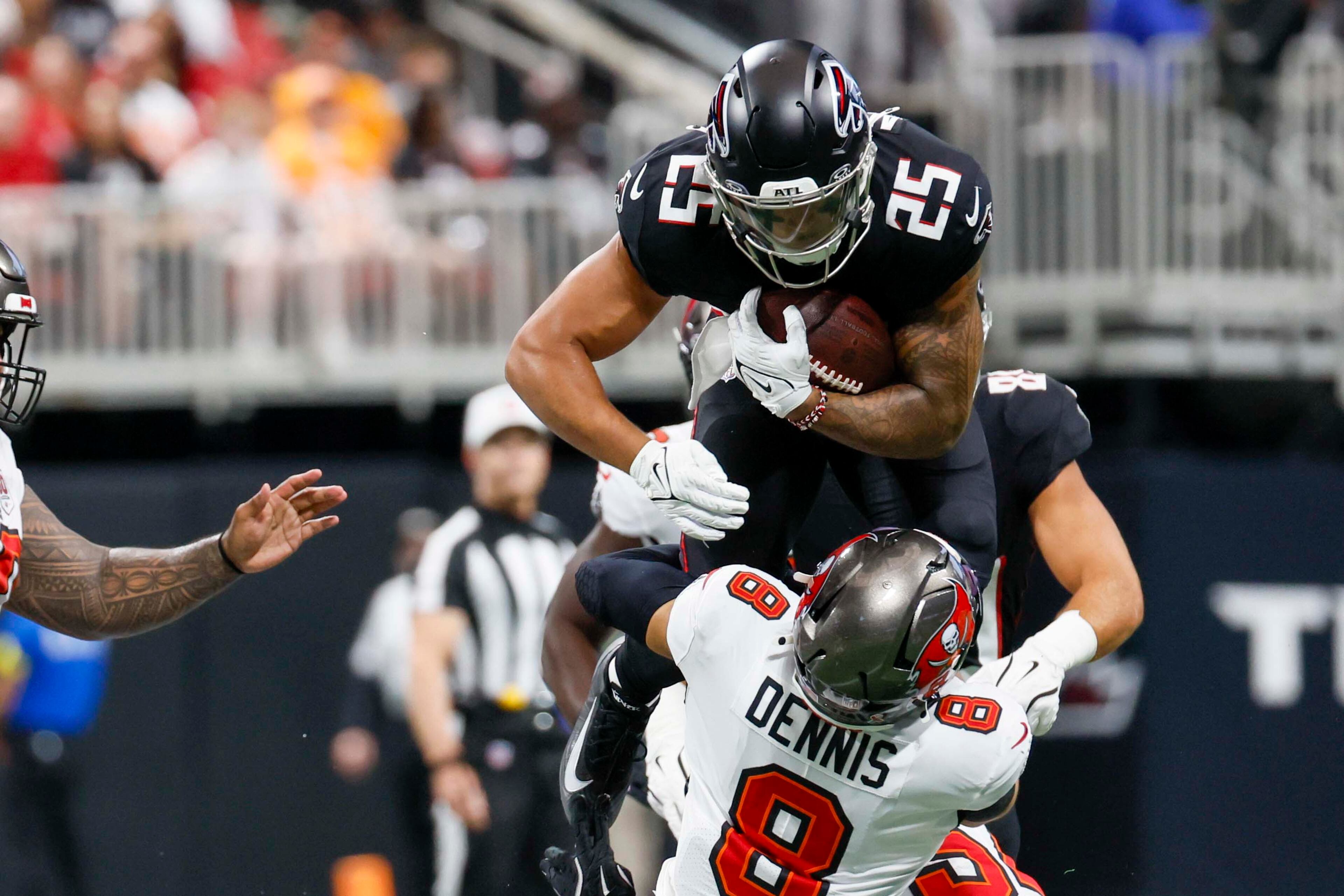 Atlanta Falcons running back Tyler Allgeier (25) gets stop by Tampa Bay Buccaneers linebacker SirVocea Dennis (8) during the first half of an NFL football game against the Tampa Bay Buccaneers at Mercedes-Benz Stadium on Sunday, September 7, 2025, in Atlanta
(Miguel Martinez/ AJC)