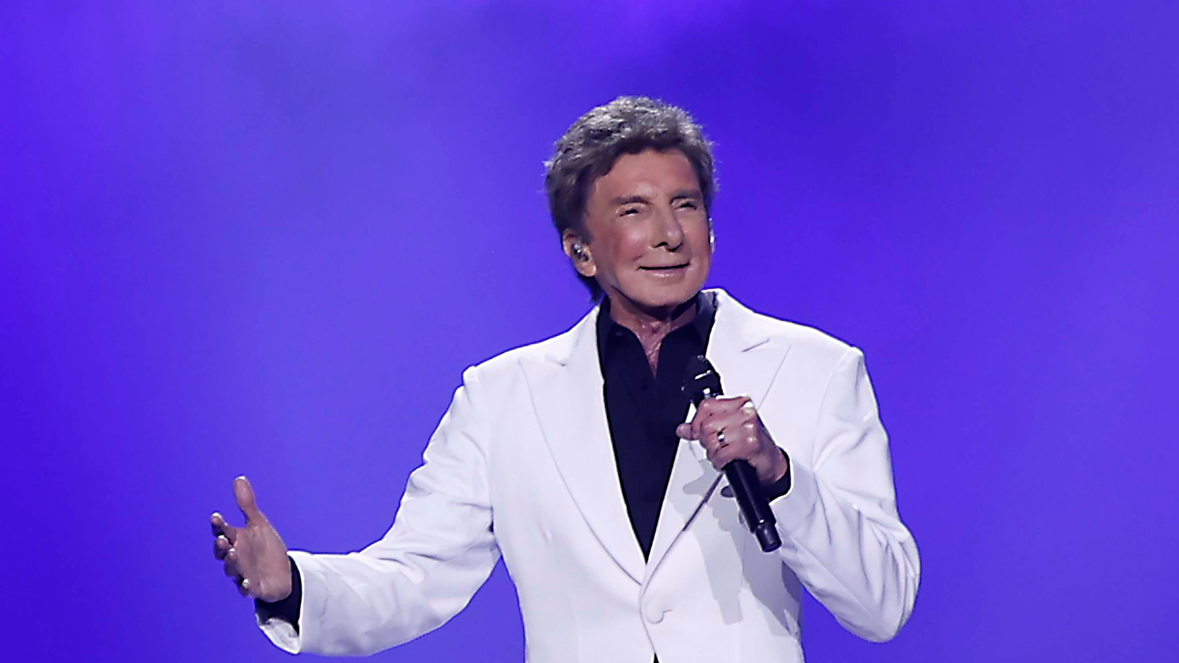 Barry Manilow kicks off his performance with timeless pop hits “It’s a Miracle,” “I’m Your Man” and “Somewhere in the Night” on Tuesday, Aug. 11, 2026, at Gas South Arena in Duluth. (Akili-Casundria Ramsess for the AJC)