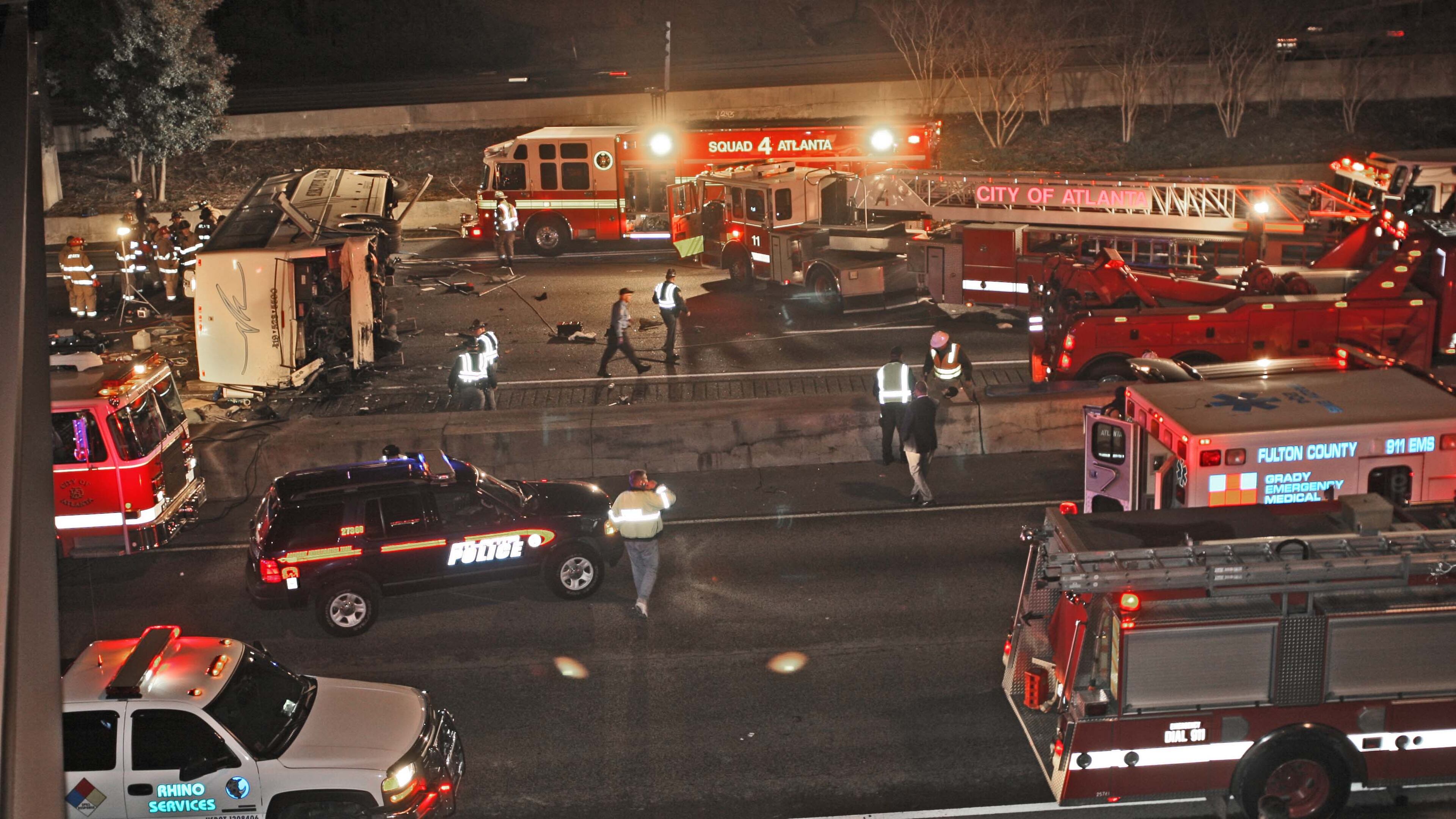 070302 - ATLANTA/ FULTON COUNTY, GA -- A charter bus, reportedly carrying members of a baseball team from Ohio, crashed onto I-75 from an overpass at Northside Drive early Friday morning, March 2, 2007 . (JOHN SPINK / AJC staff)
