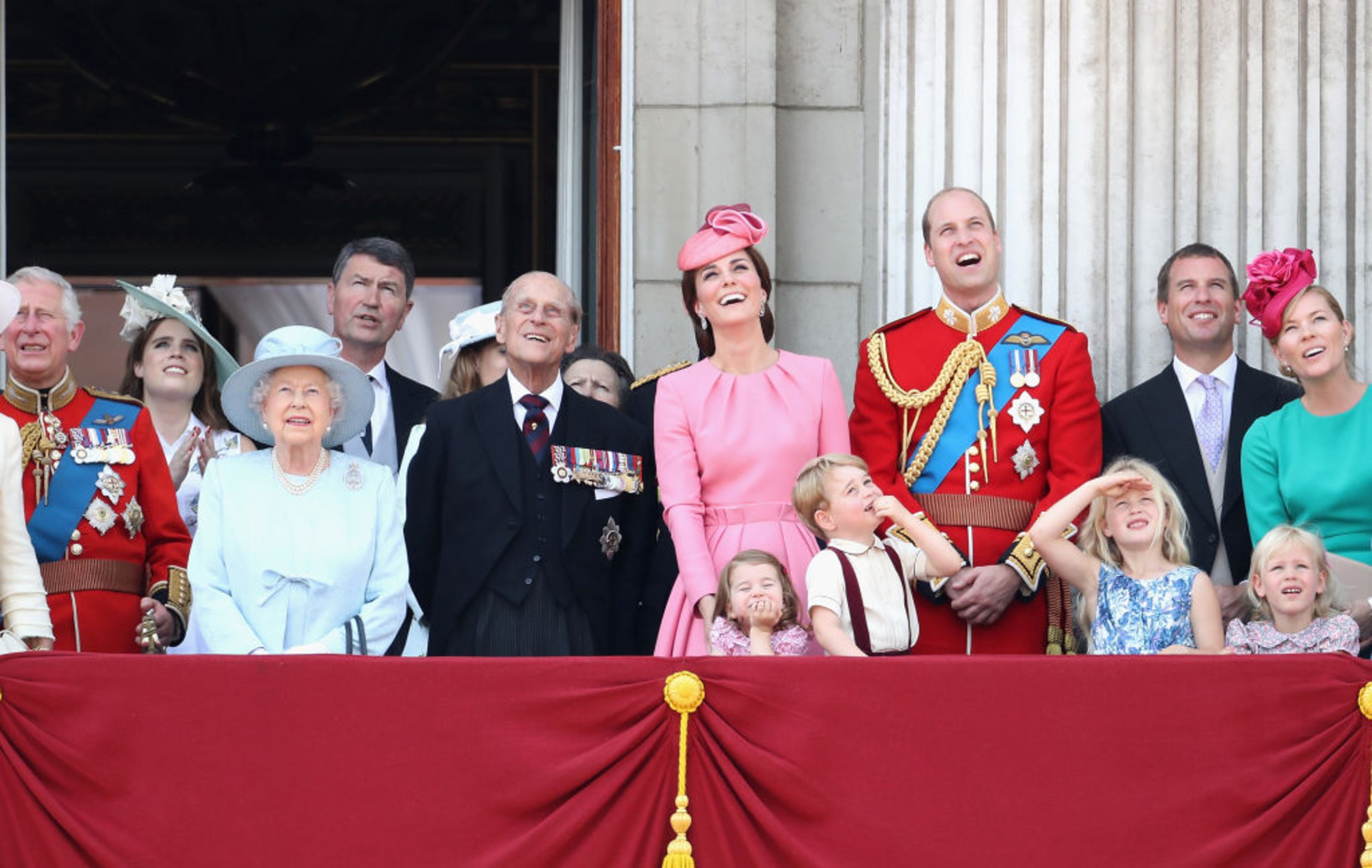 LONDON, ENGLAND - JUNE 17: (L-R) Camilla, Duchess of Cornwall, Prince Charles, Prince of Wales, Queen Elizabeth II, Prince Philip, Duke of Edinburgh, Catherine, Duchess of Cambridge, Princess Charlotte of Cambridge, Prince George of Cambridge and Prince William, Duke of Cambridge look out from the balcony of Buckingham Palace during the Trooping the Colour parade on June 17, 2017 in London, England. (Photo by Chris Jackson/Getty Images)