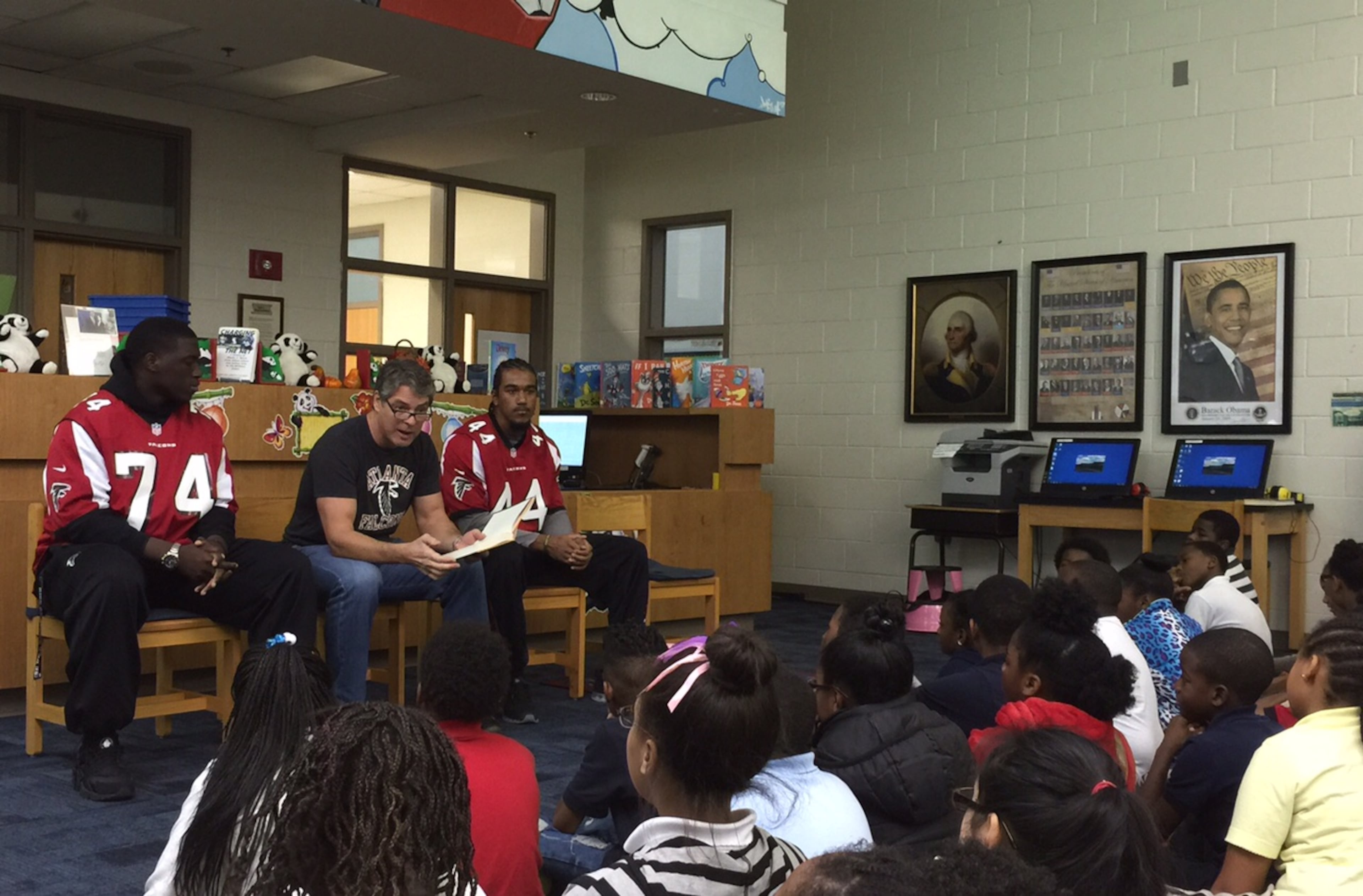 Former Falcons defensive end Tim Green reads to students at Parkside Elementary School in Atlanta on Dec. 2, 2015. MARLON WALKER / marlon.walker@ajc.com