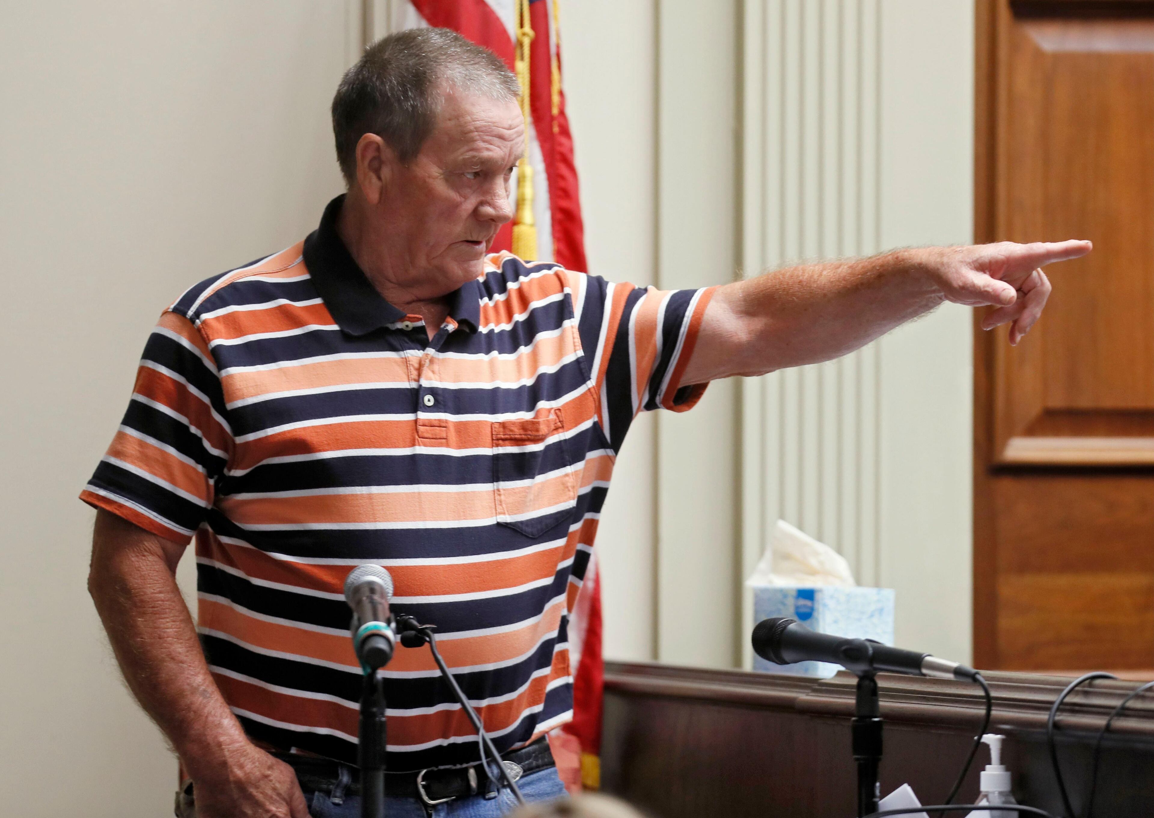 Willard Sanders points out defendant Franklin Gebhardt in the courtroom during Thursday’s testimony. Sanders said he has known Gebhardt most of his life and that Gebhardt had told him he did it. BOB ANDRES /BANDRES@AJC.COM