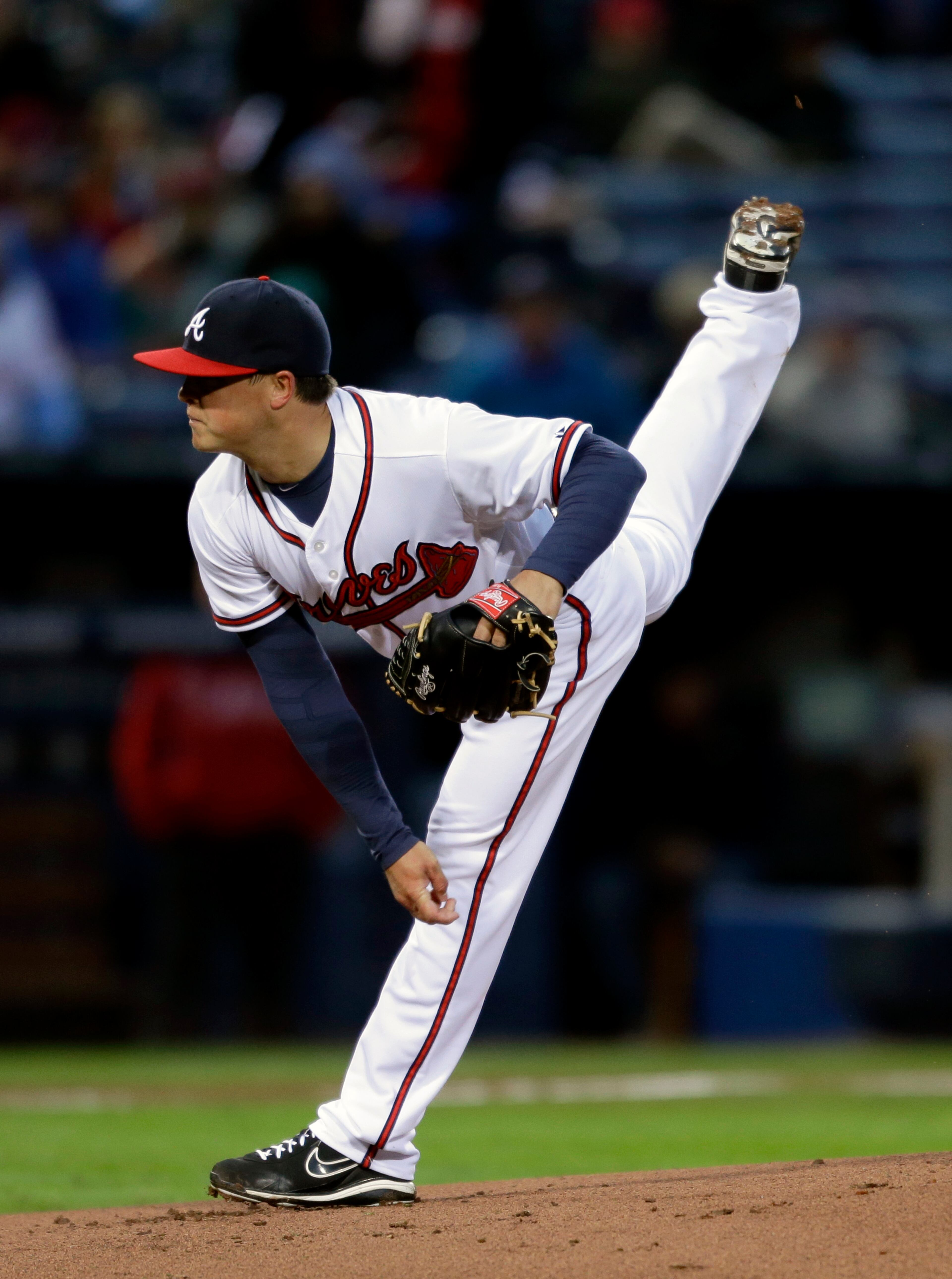 Atlanta Braves starting pitcher Kris Medlen throws in the first inning.