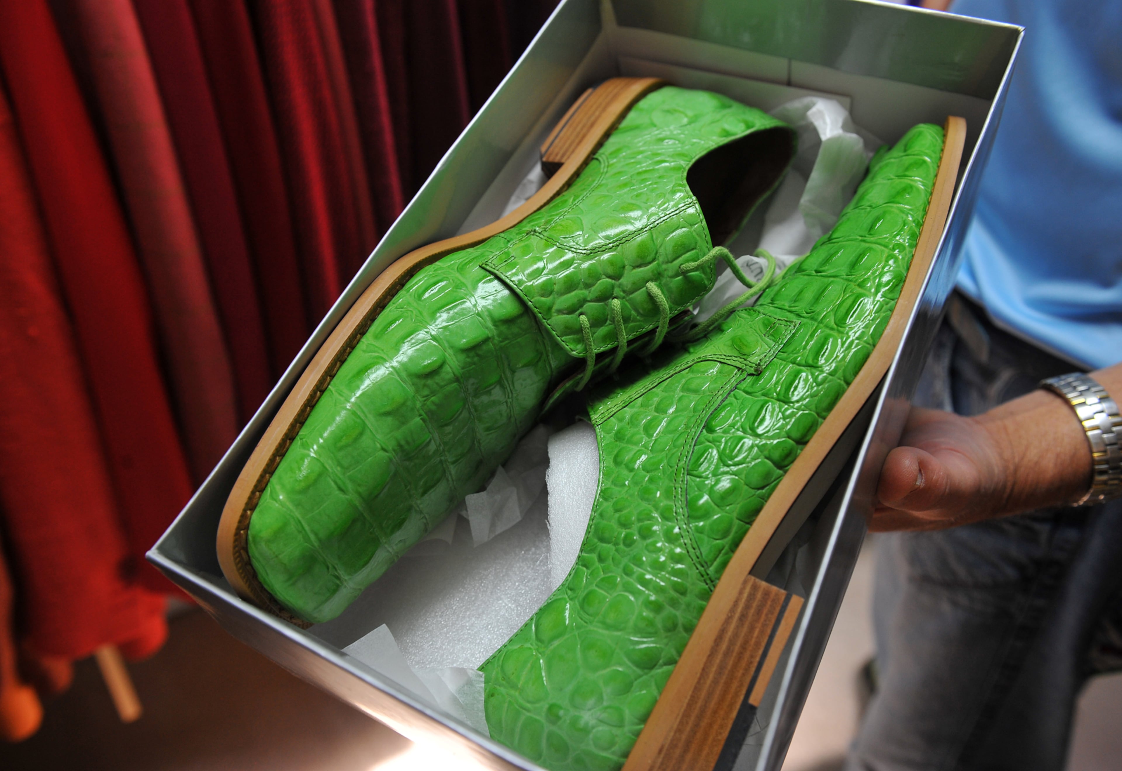 TNT sideline reporter Craig Sager is still looking for an outfit to match his green alligator shoes in this Feb. 10, 2010 photo.