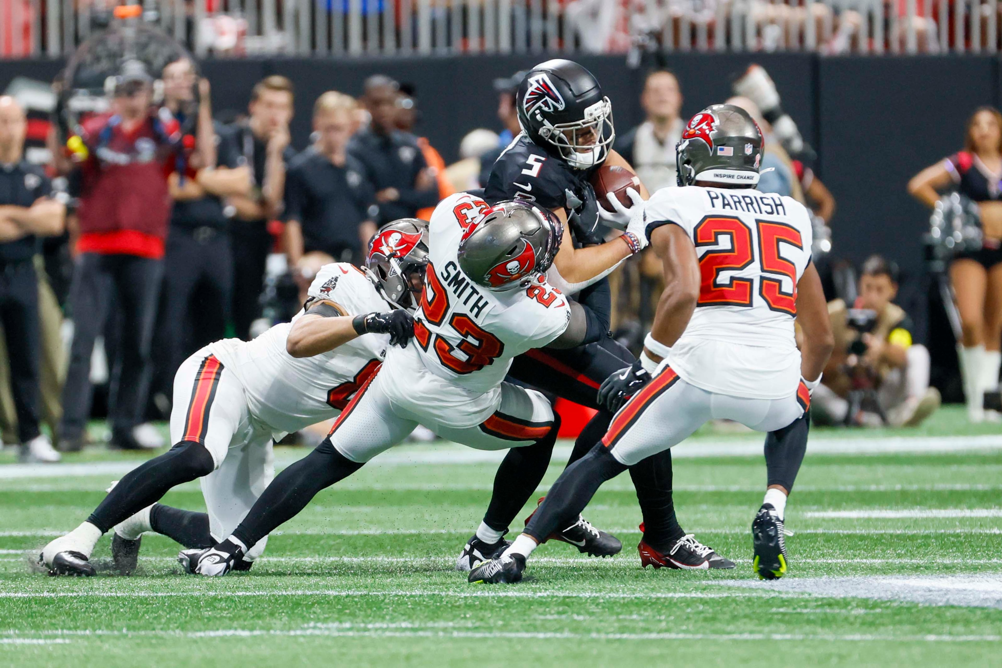 Atlanta Falcons wide receiver Drake London (5) tries to break the Tampa Bay defense during the second half of an NFL football game against the Tampa Bay Buccaneers at Mercedes-Benz Stadium on Sunday, September 7, 2025, in Atlanta.
(Miguel Martinez/ AJC)