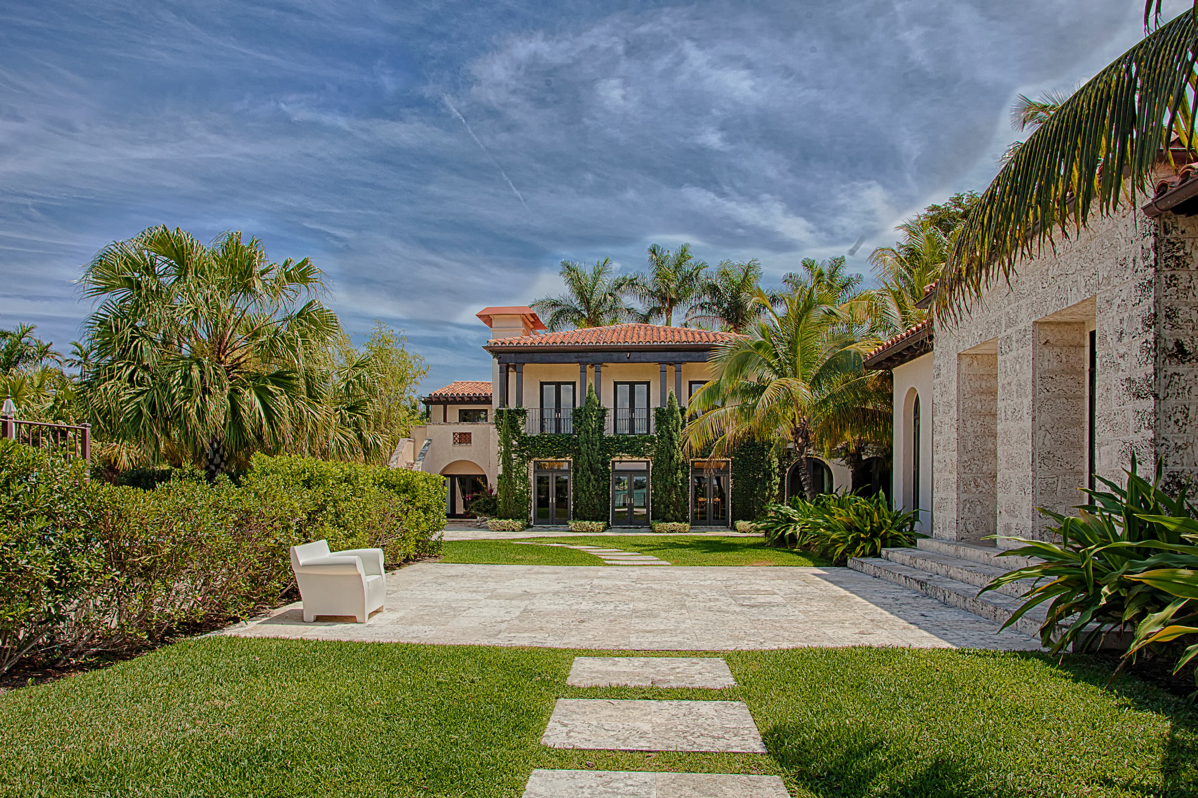 Got $20 million to spare? No? Well, actor Matt Damon is selling his Miami Beach mansion. The main house has seven bedrooms, nine baths and one half-bath, as well as a pool, rooftop terrace, theater room, wine cellar and gourmet kitchen. The waterfront property also includes a two-bedroom, two-bathroom guest house. Learn more at http://www.toptenrealestatedeals.com/homes/weekly-ten-best-home-deals/2013/4-23-2013/.