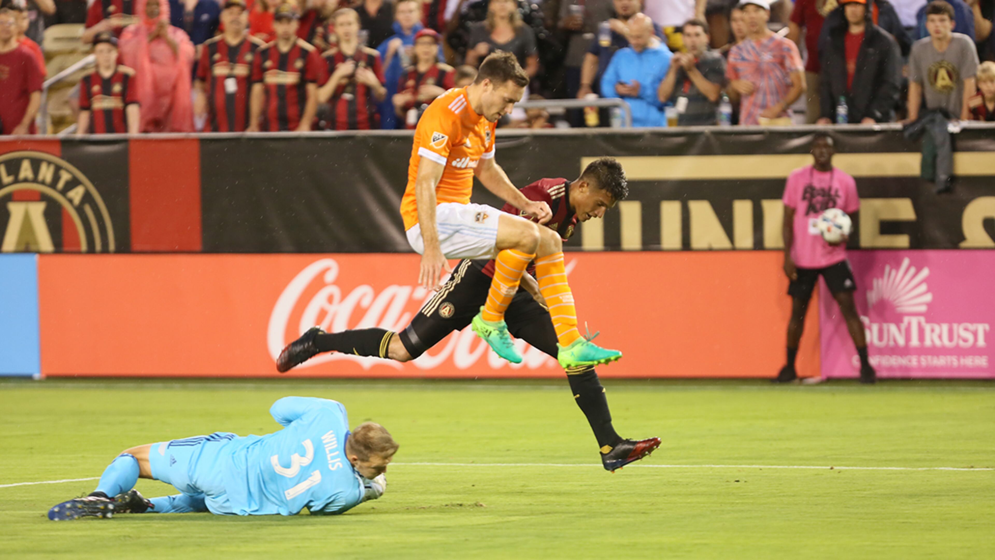 Atlanta United forward Yamil Asad fights for the ball with Houston Dynamo goalkeeper Joe Willis. (Miguel Martinez / Mundo Hispanico)