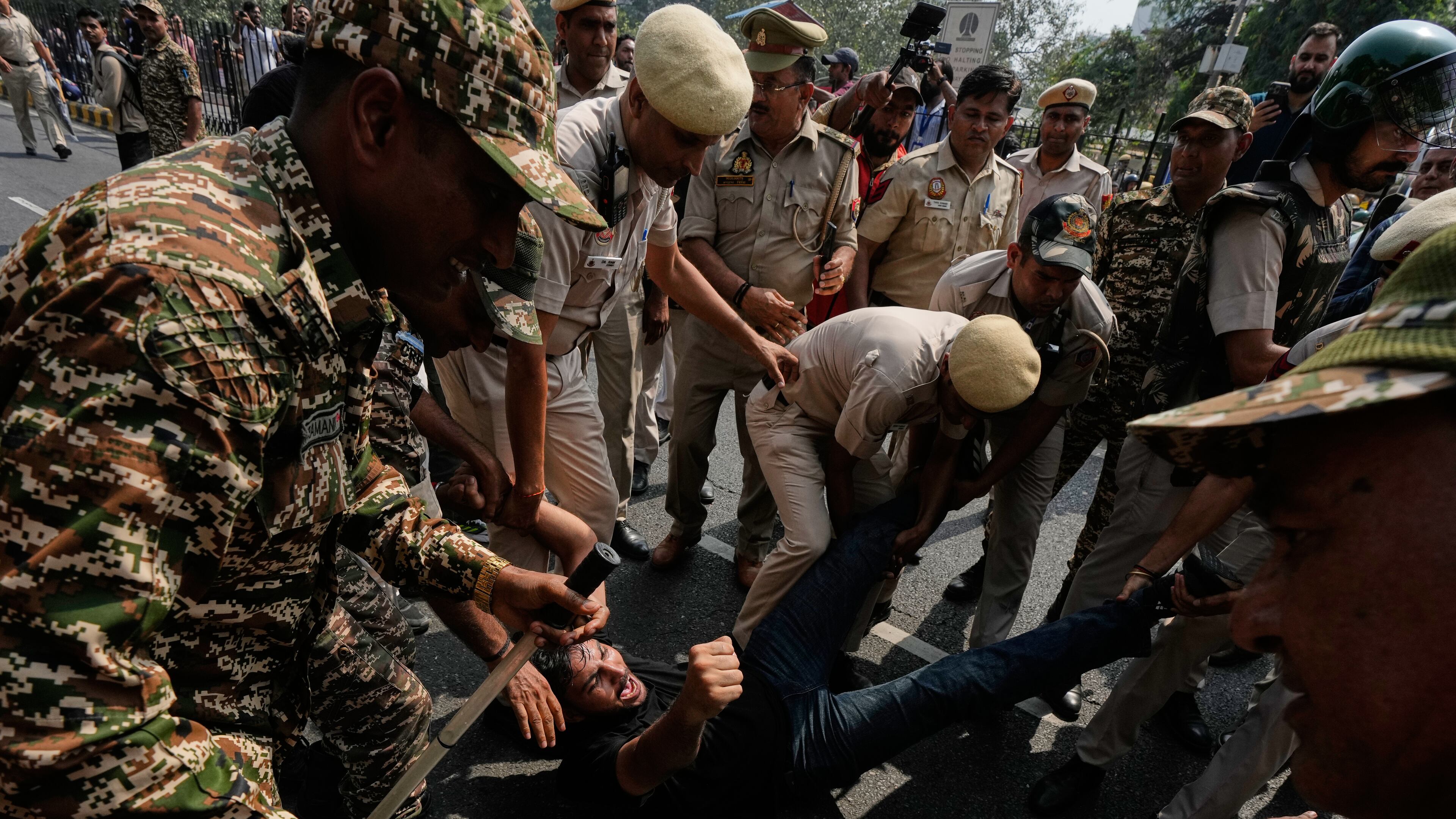 Police detain protesters during a demonstration demanding the resignation of Chief Election Commissioner Gyanesh Kumar in New Delhi, India, Saturday, Oct. 10, 2026.(AP Photo/Manish Swarup)