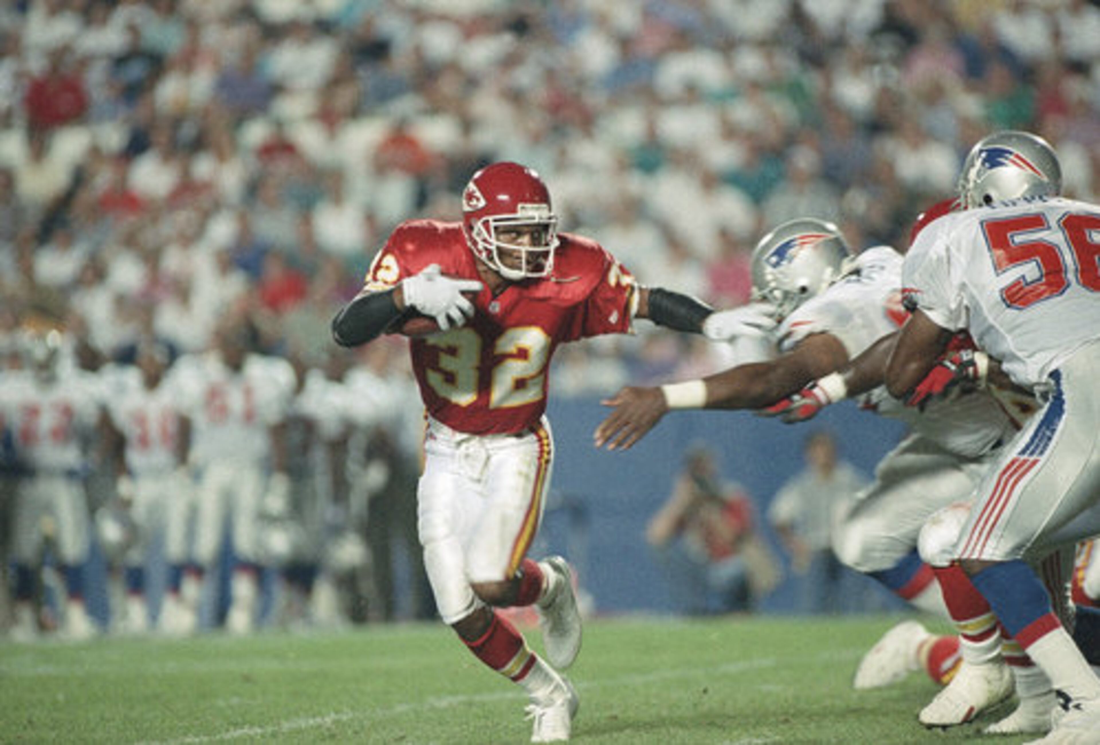 9. Marcus Allen, 1981 Heisman (Southern Cal) - Allen ran for 12,243 yards and caught 587 passes for 5,412 yards during his 16 seasons with the Los Angeles Raiders and the Kansas City Chiefs. Allen holds the NFL record for consecutive seasons with a rushing touchdown a nd is the oldest player (37) to have scored more than 10 touchdowns in a season.