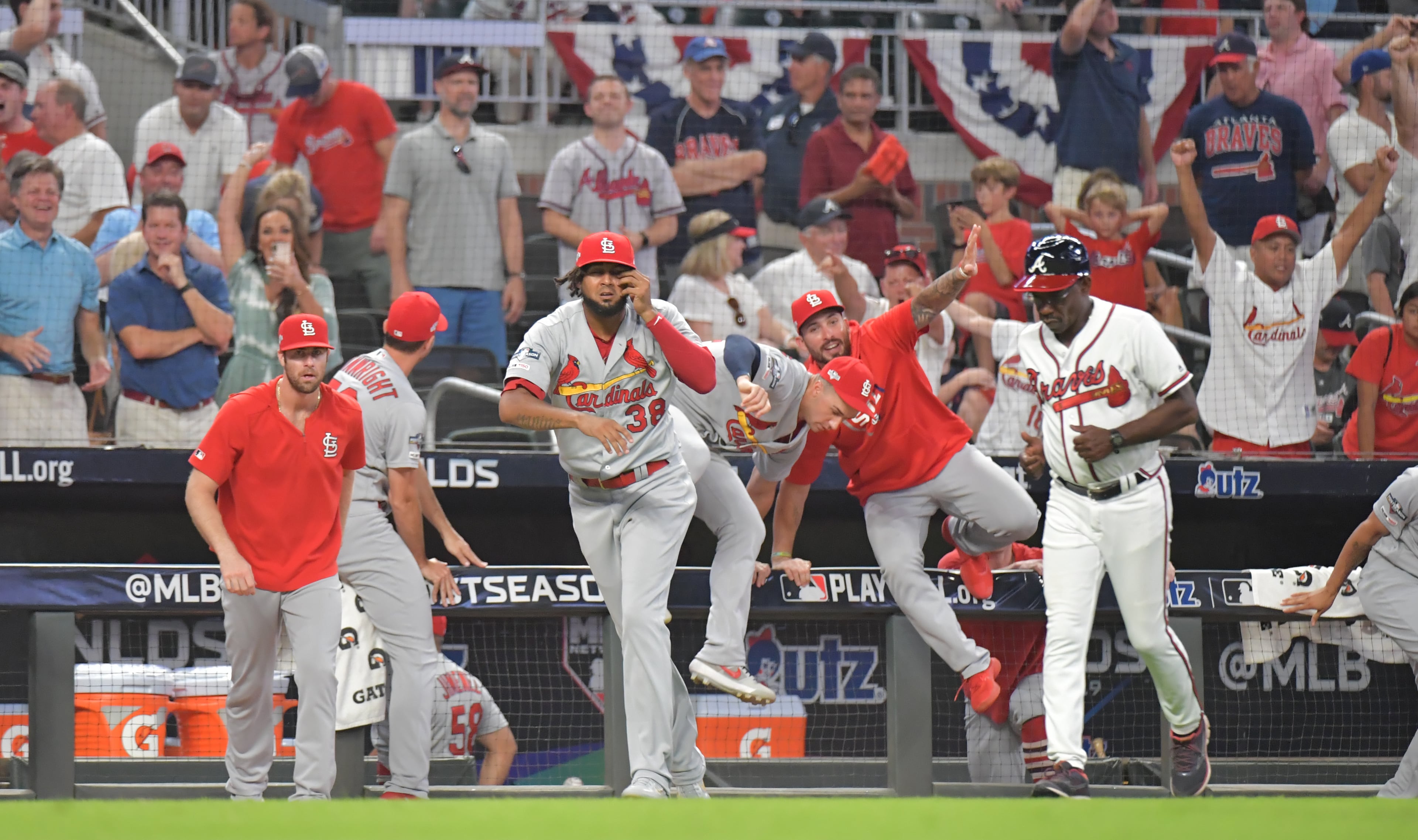 Cardinals players celebrate their win. (Hyosub Shin / Hyosub.Shin@ajc.com)