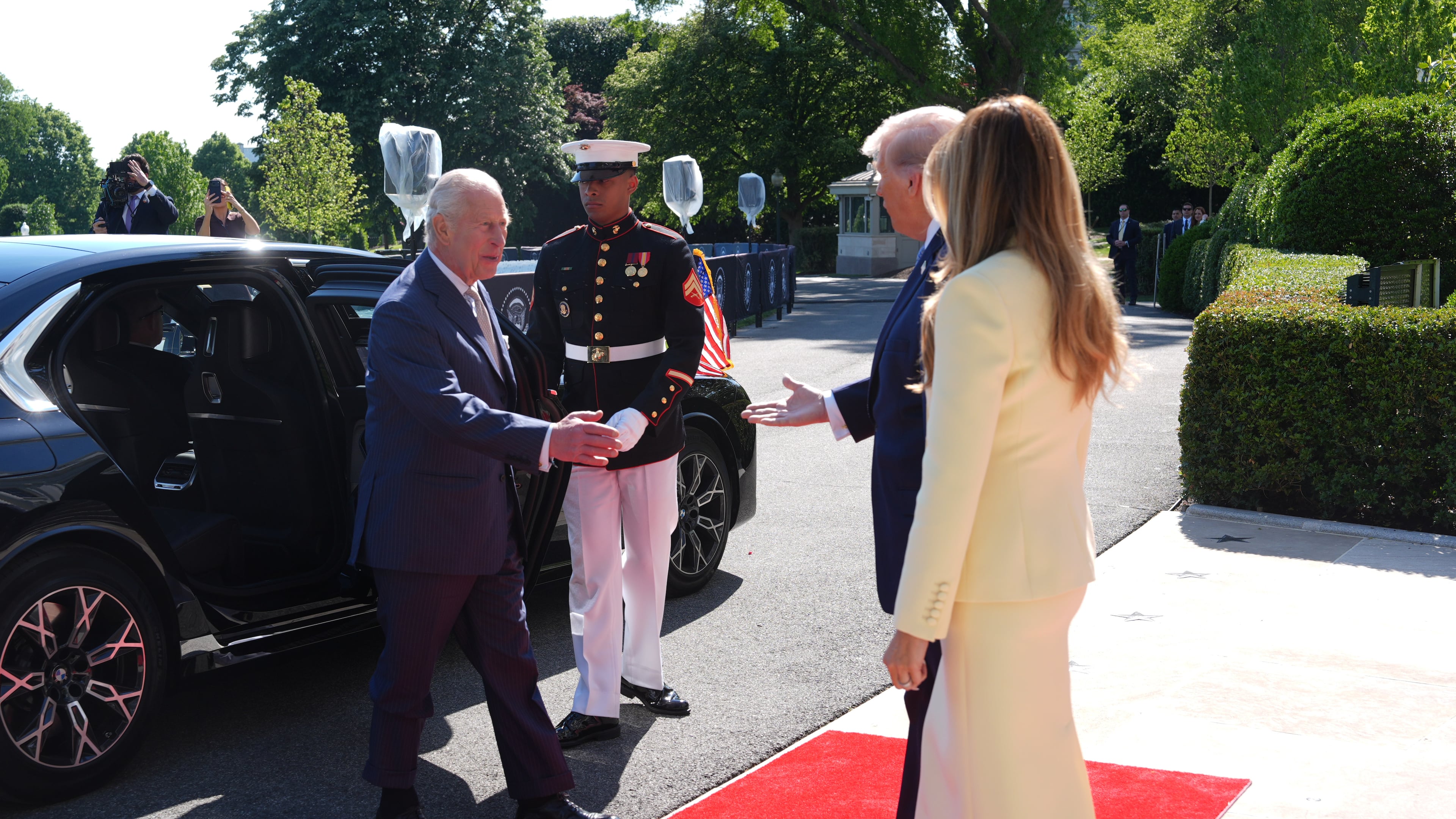 President Donald Trump and first lady Melania Trump greet Britain's King Charles III and Queen Camilla as they arrive at the White House, Monday, April 27, 2026, in Washington (AP Photo/Mark Schiefelbein)