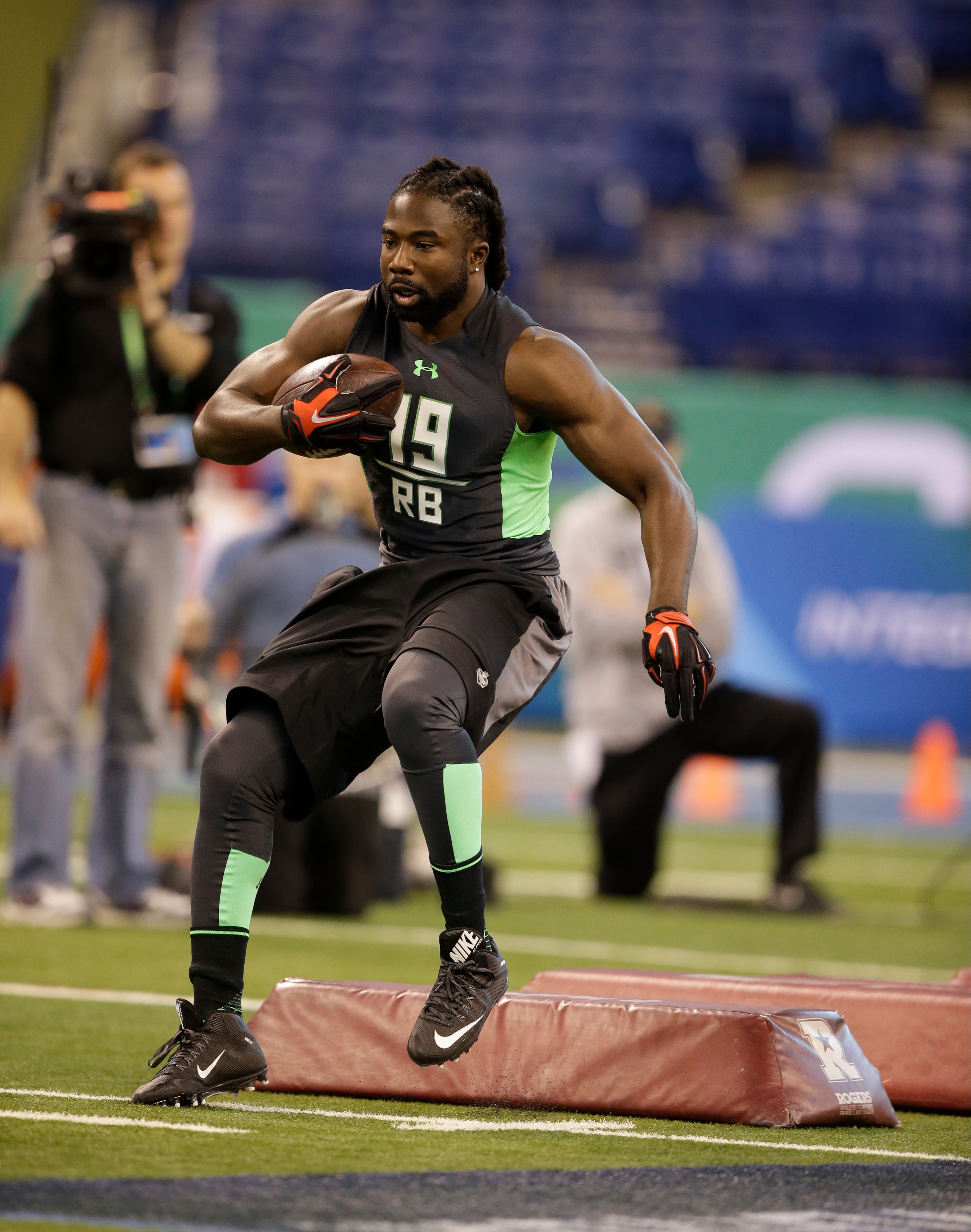 Georgia running back Keith Marshall runs a drill at the NFL football scouting combine in Friday, Feb. 26, 2016, in Indianapolis. (AP Photo/Darron Cummings)